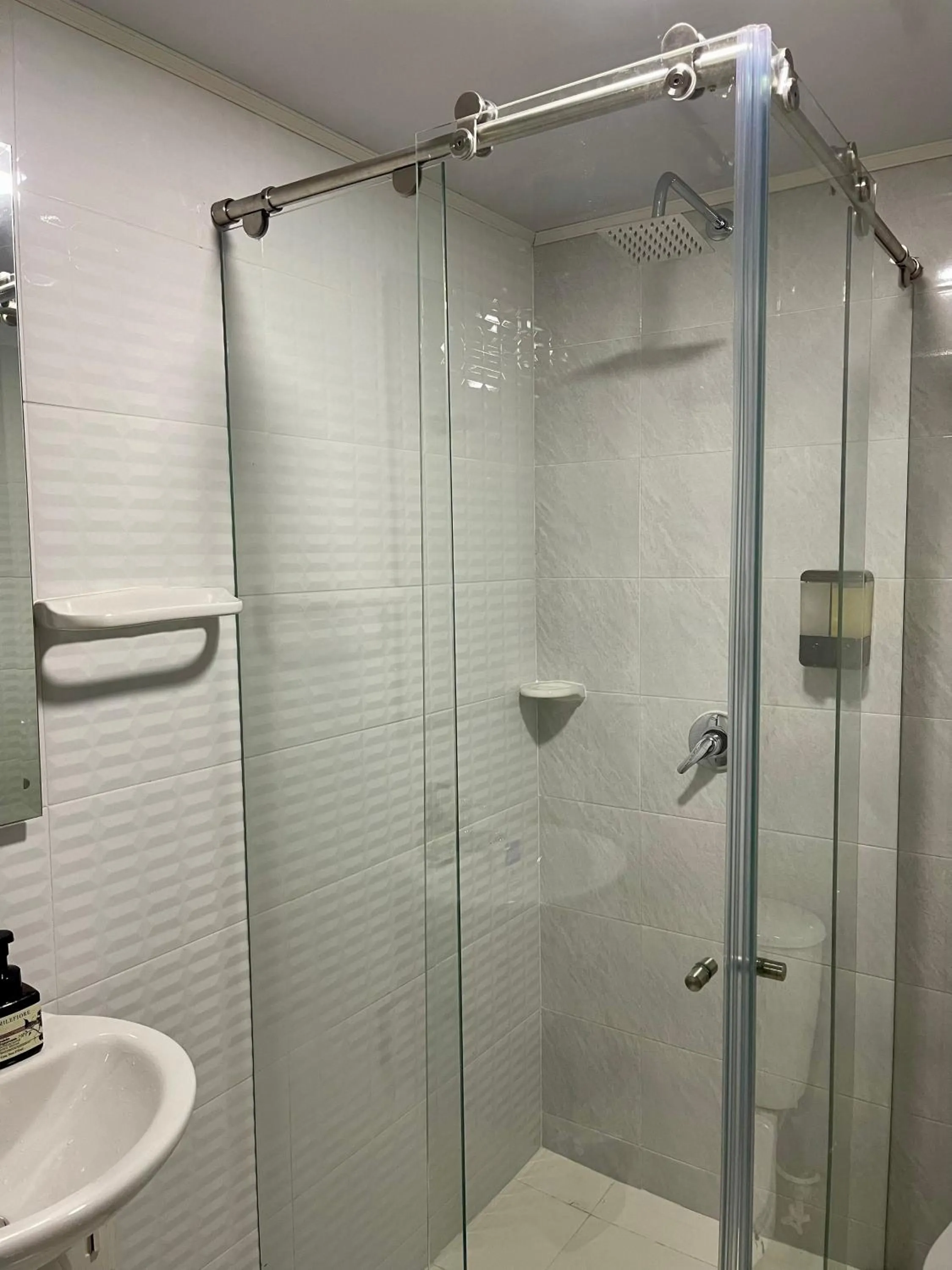 Shower in Hotel Embajada 44