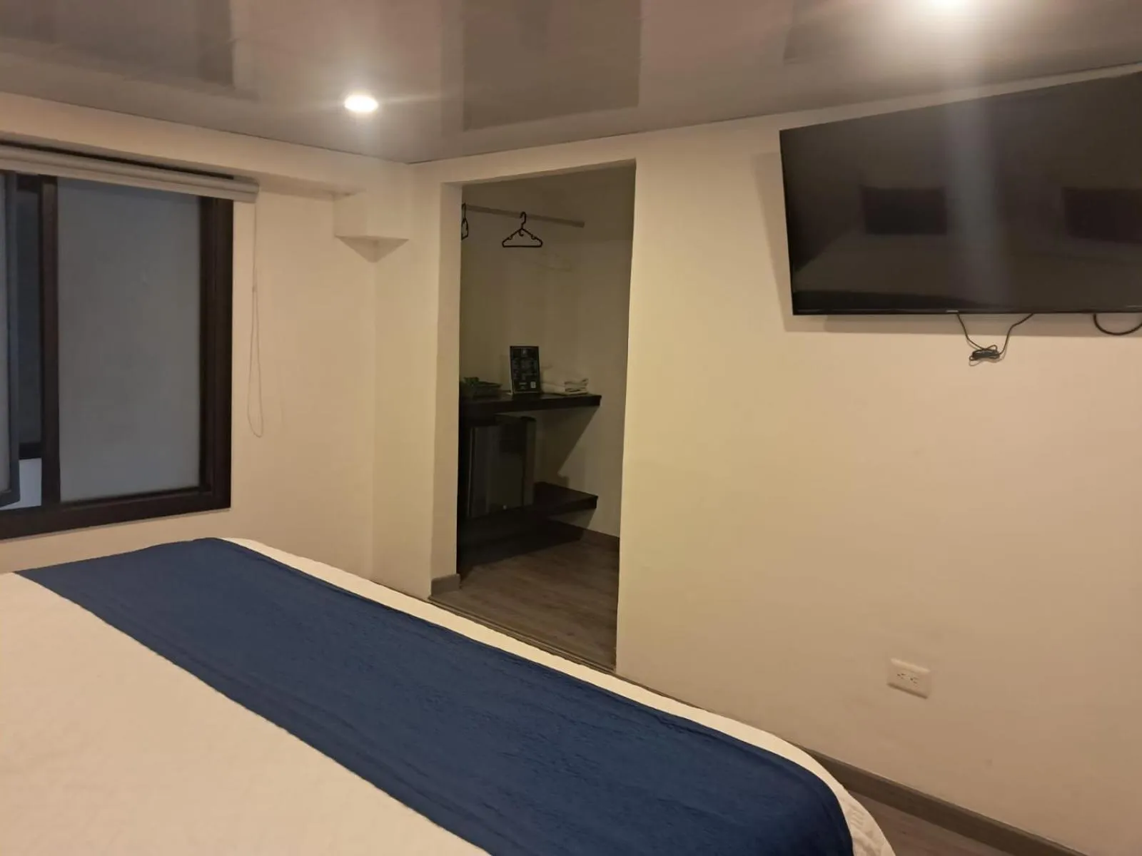 TV and multimedia, Bed in Hotel Embajada 44