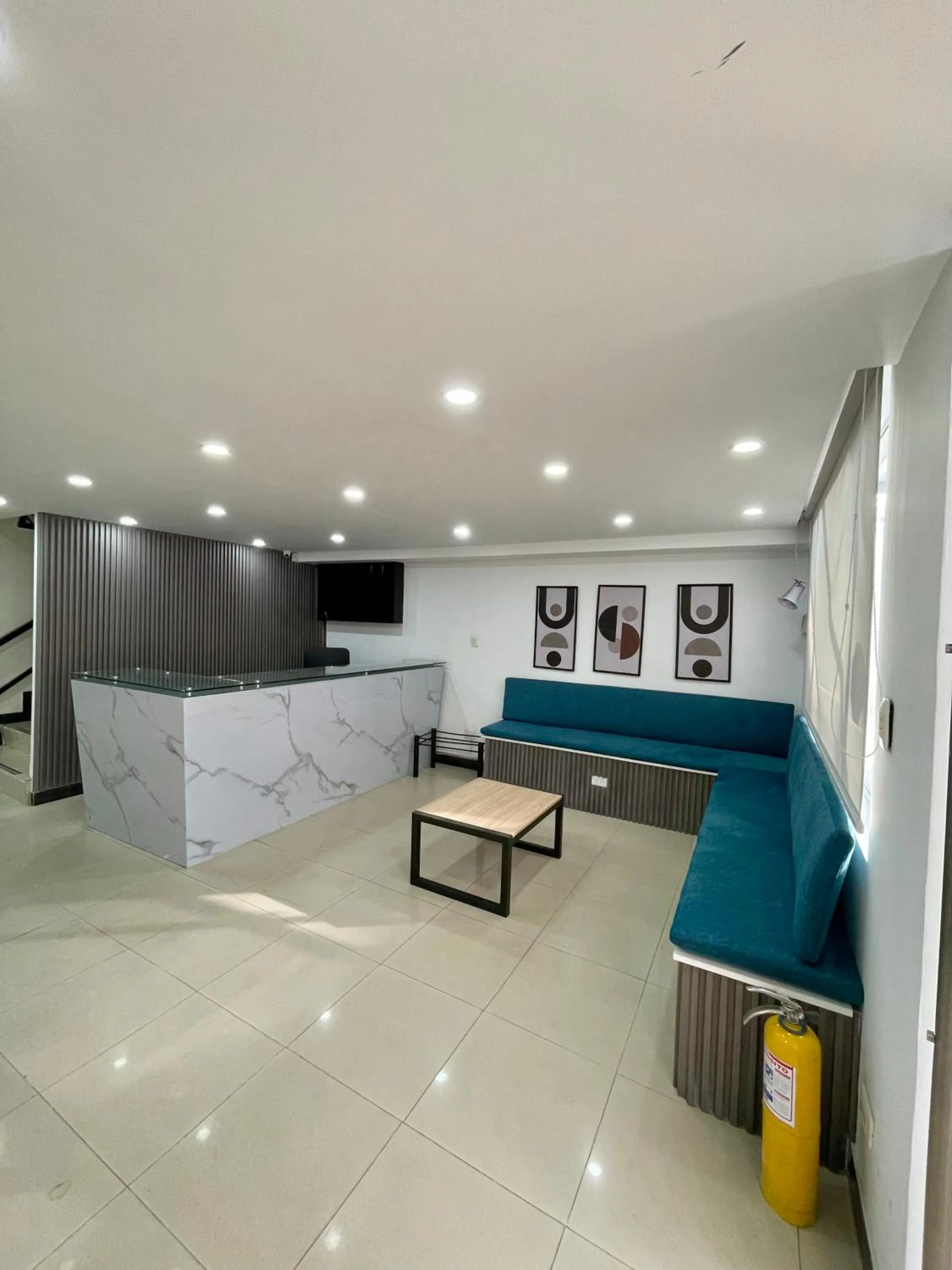 Communal lounge/ TV room in Hotel Embajada 44