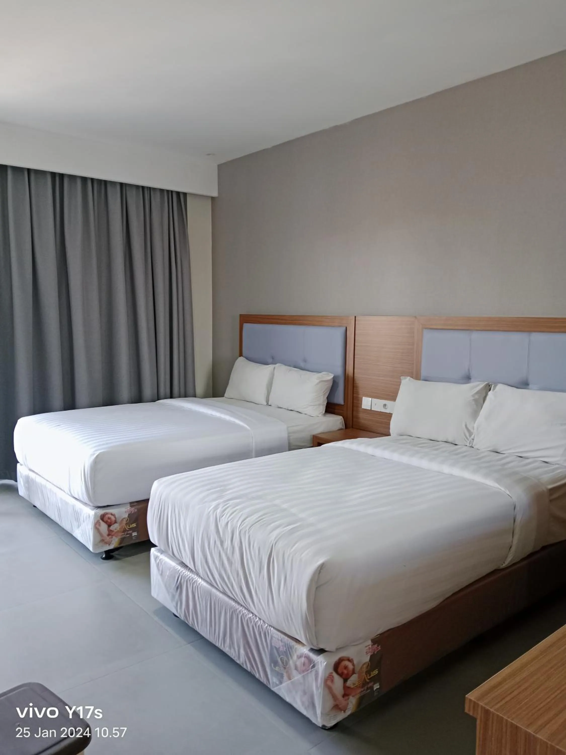 Photo of the whole room, Bed in Grand Cahaya Hotel Pangandaran