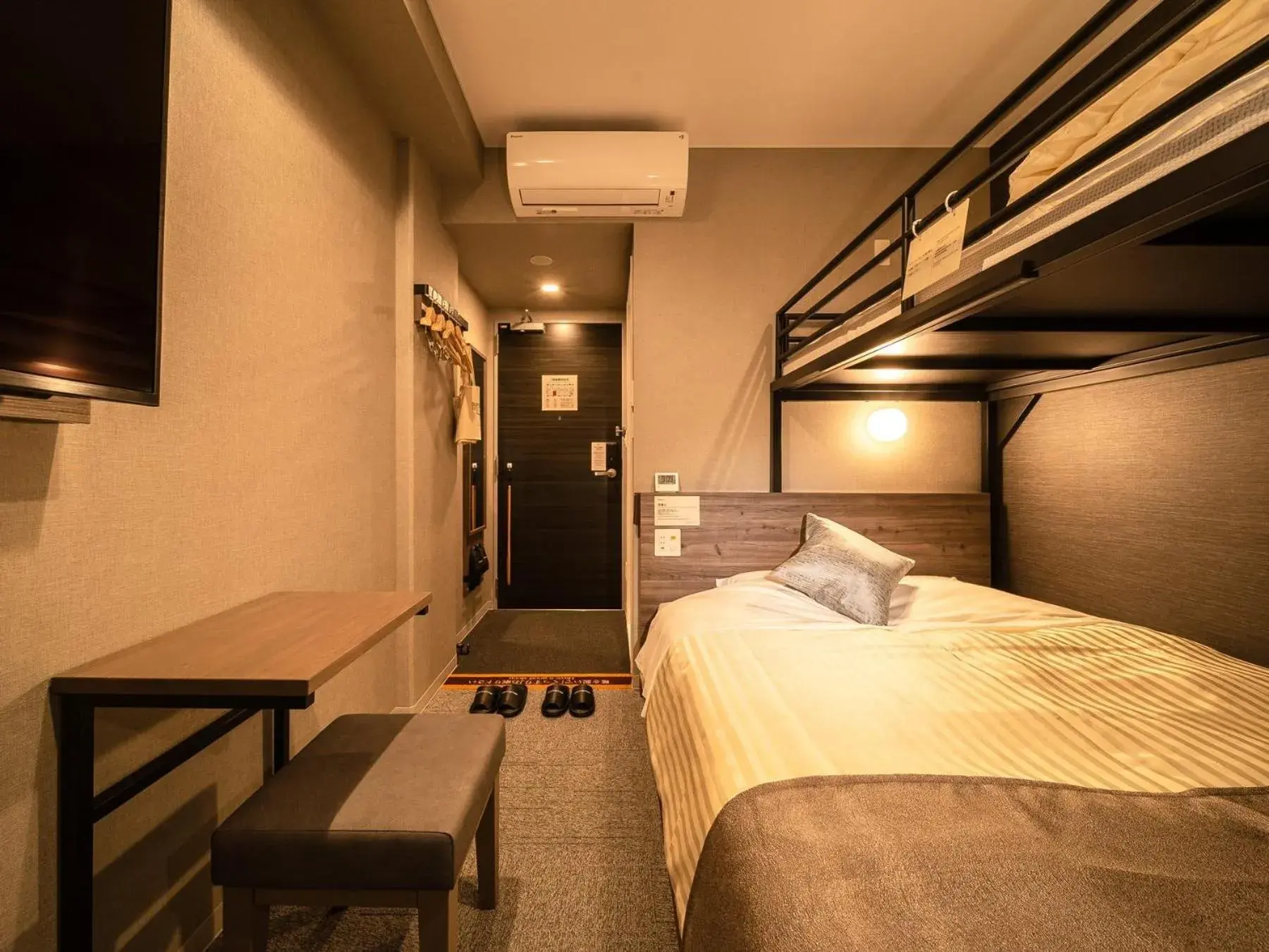 Room with Double Bed and Bunk Bed in Super Hotel Premier Nagoya Sakuradoriguchi Room with Double Bed and Bunk Bed in Super Hotel Premier Nagoya Sakuradoriguchi