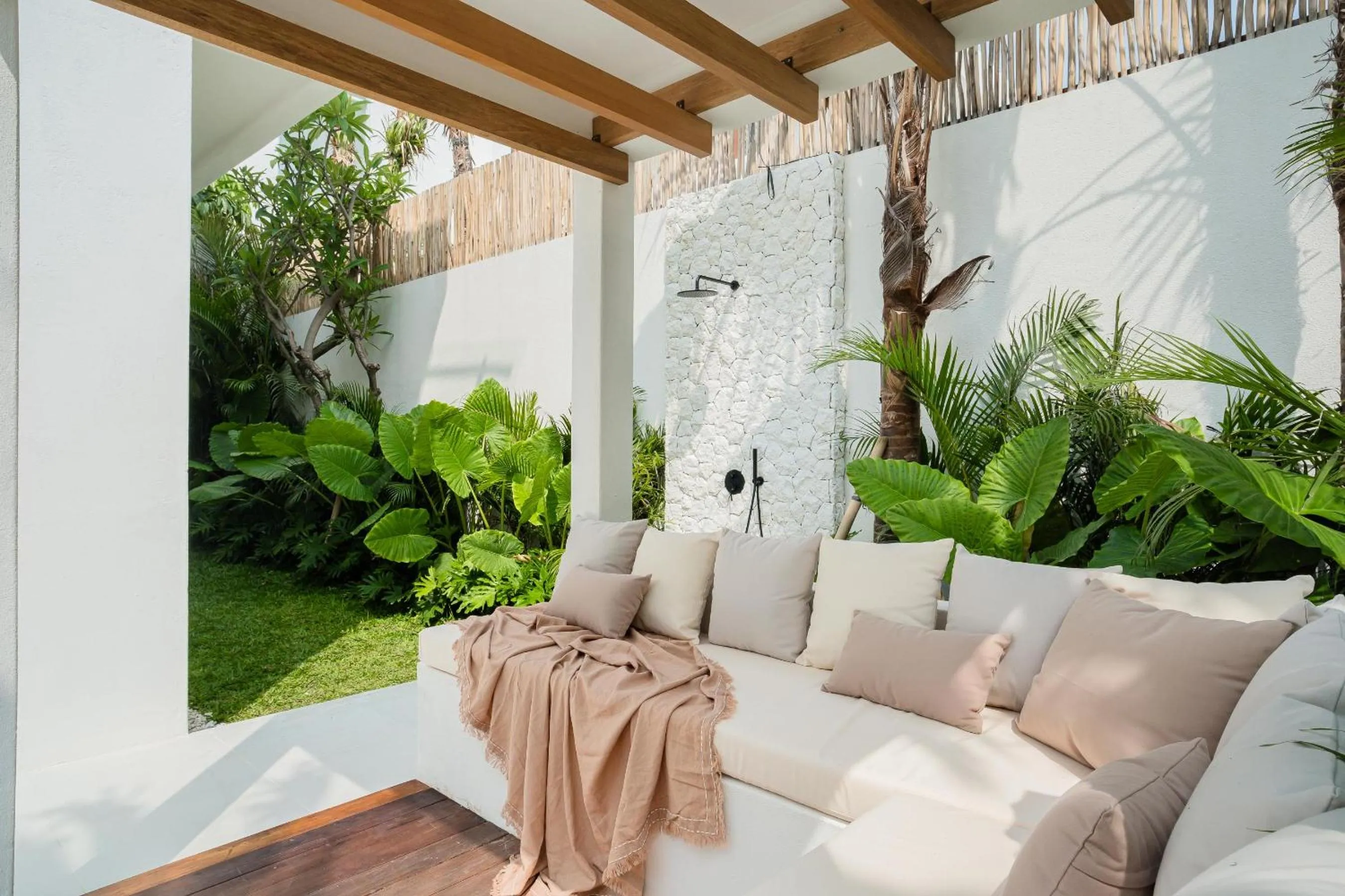 Swimming pool in Mazari Villas