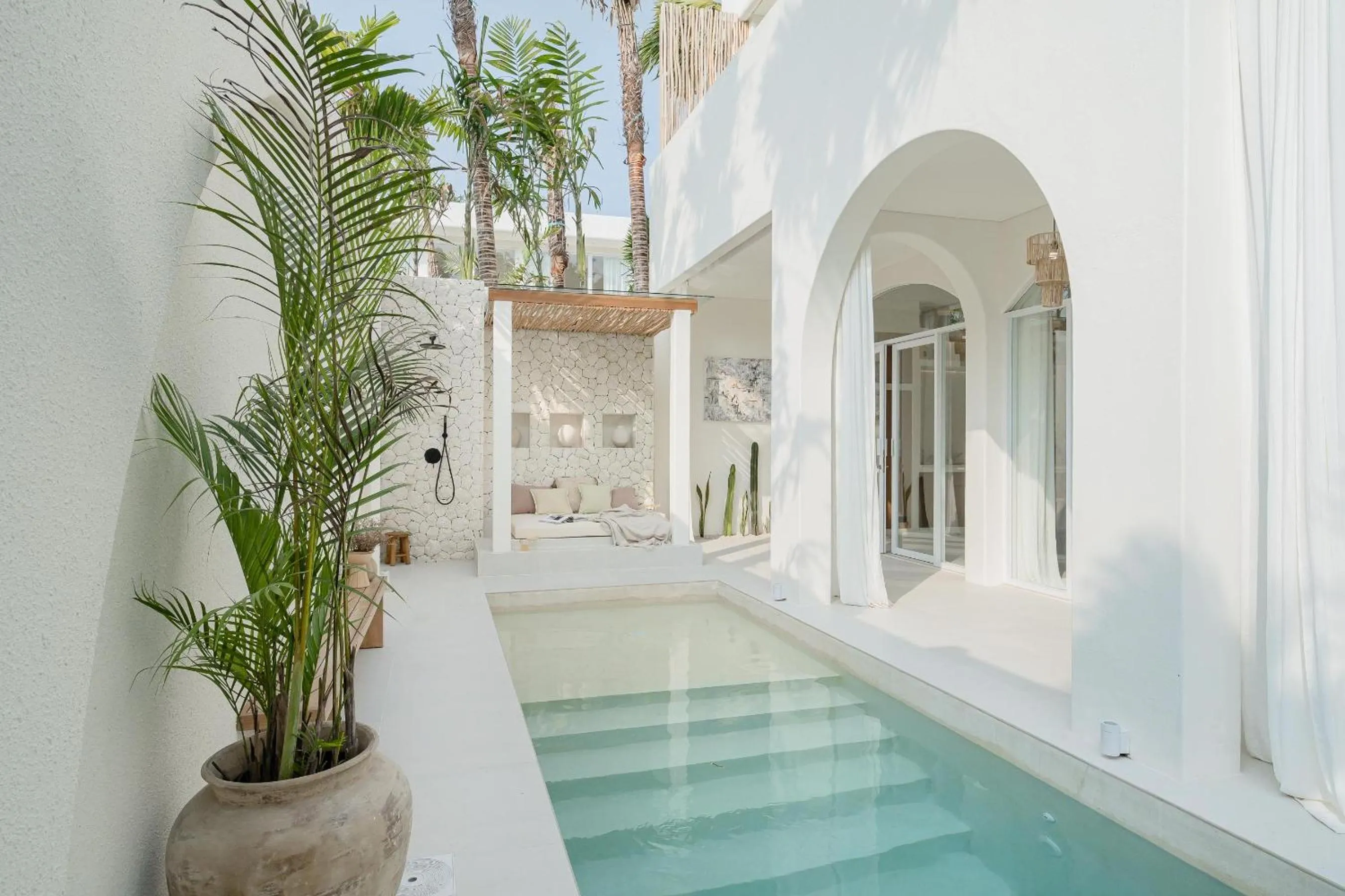 Swimming pool in Mazari Villas