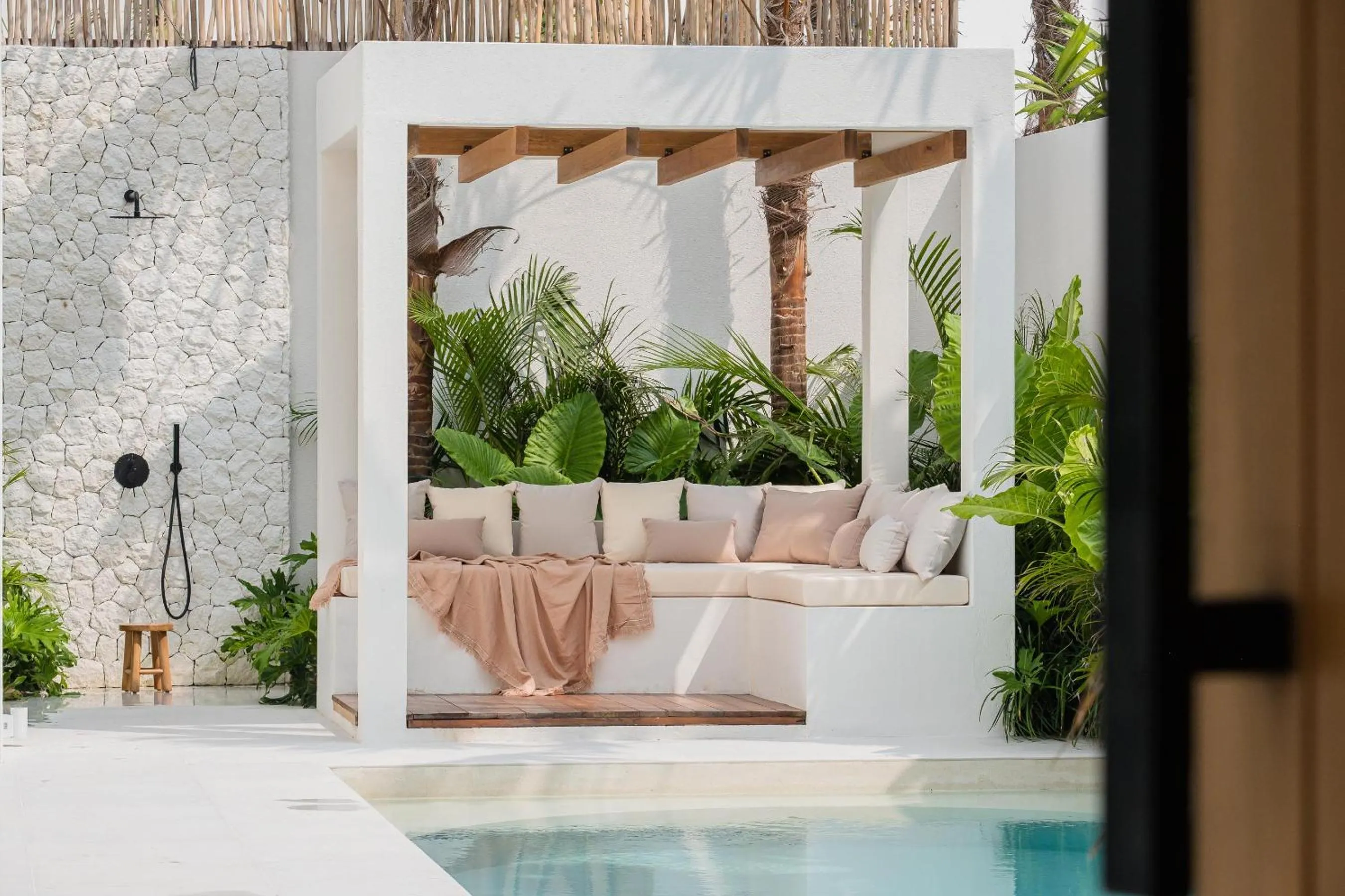 Swimming pool in Mazari Villas