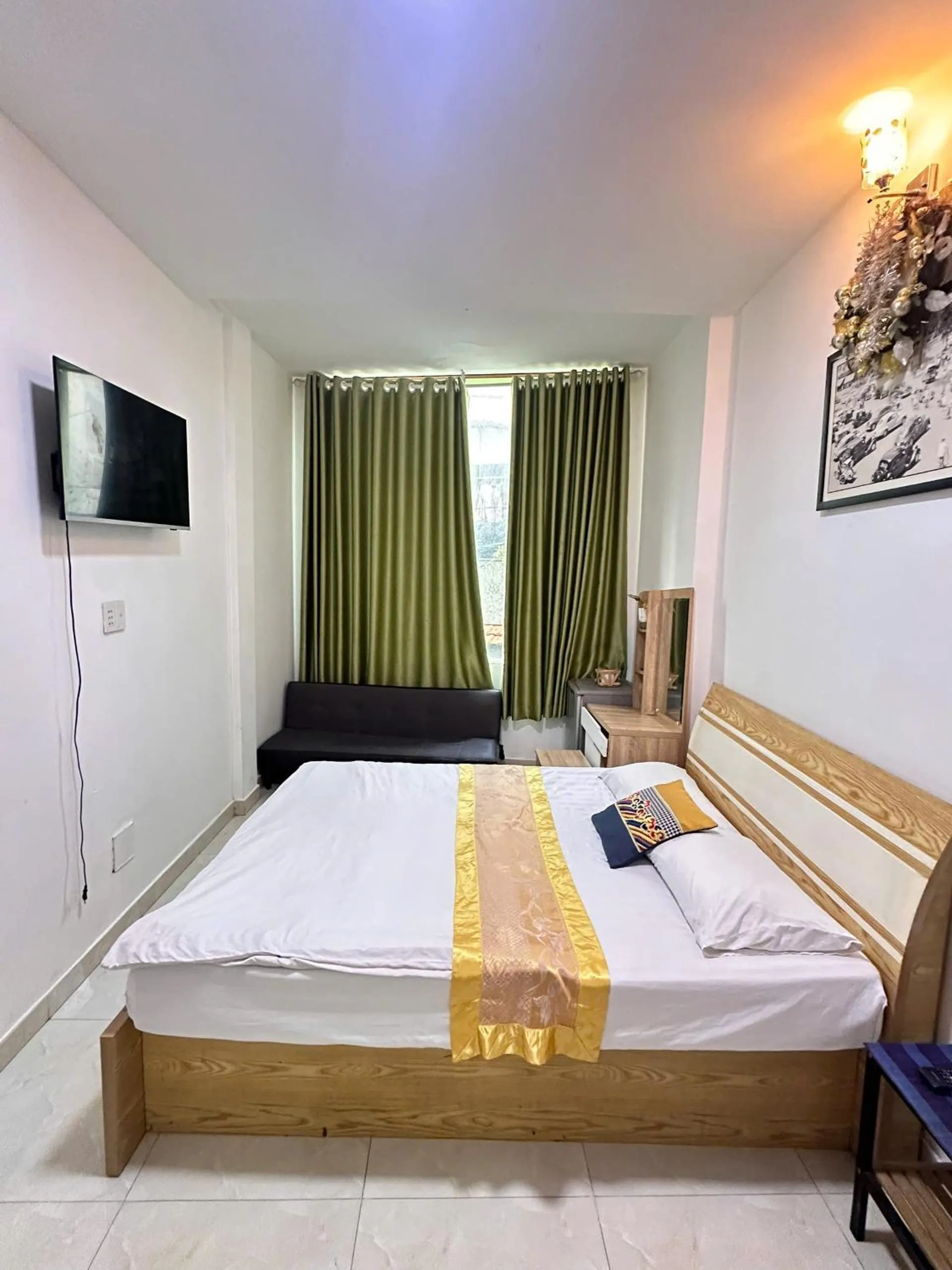 Bedroom, Bed in Alleyway home