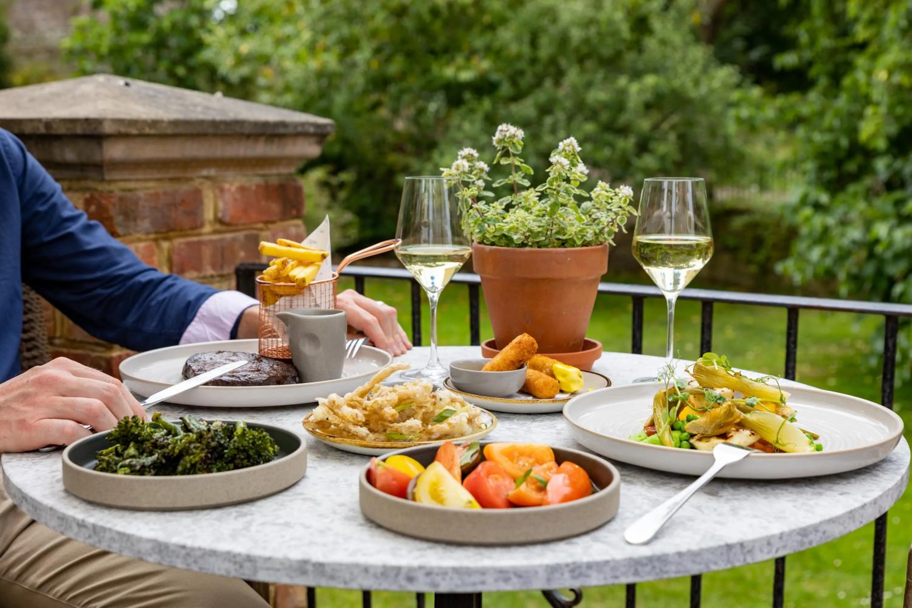 Restaurant/places to eat in Boys Hall