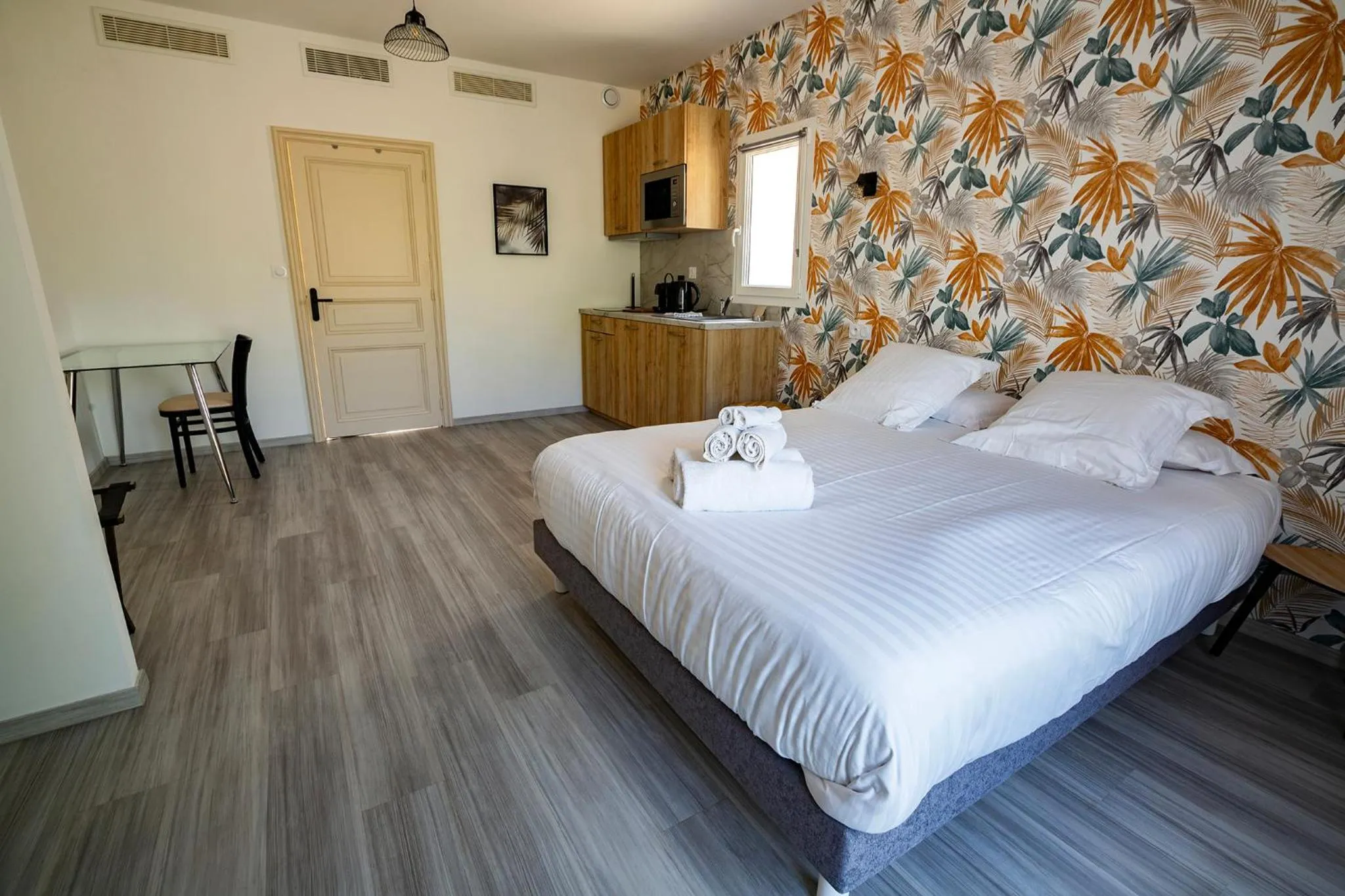 Kitchen or kitchenette, Bed in Domaine de la Mautanne