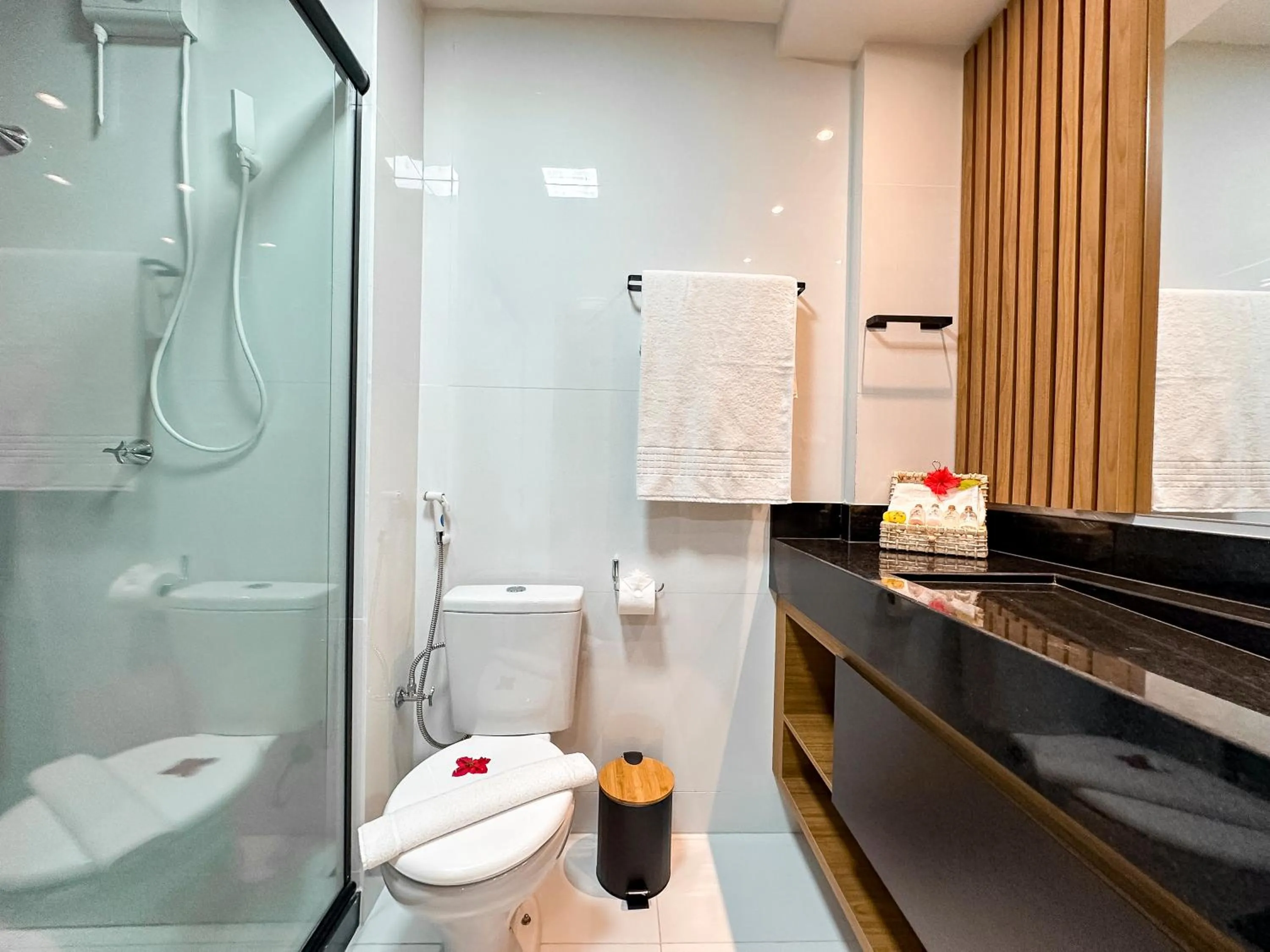 Toilet in Aloha Palace Hotel