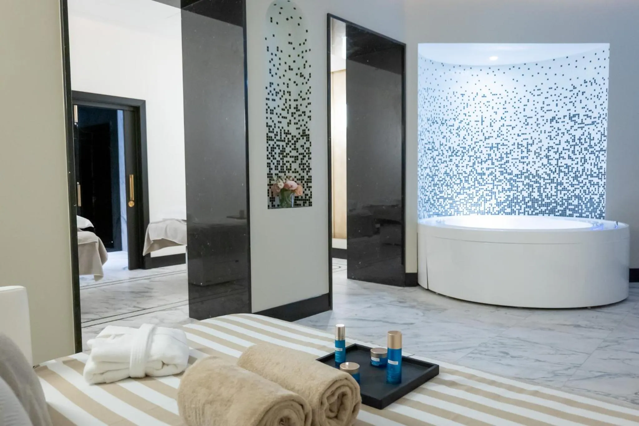 Hot Tub, Bed in Maison Albar - Le Victoria