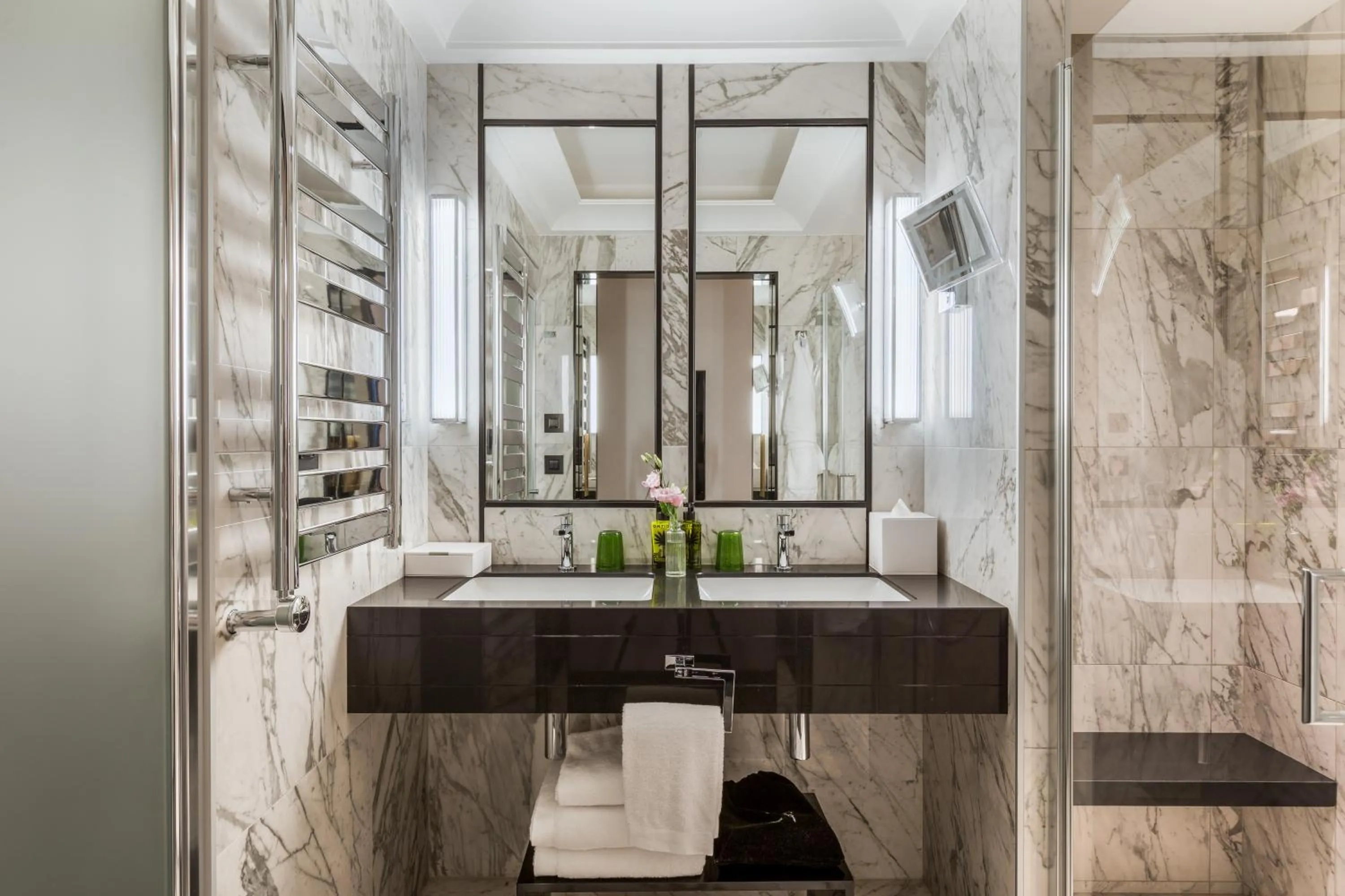 Shower in Maison Albar - Le Victoria