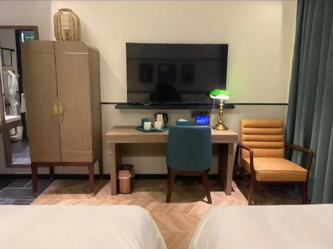 Bed in Shanghai Huaihai Mansion