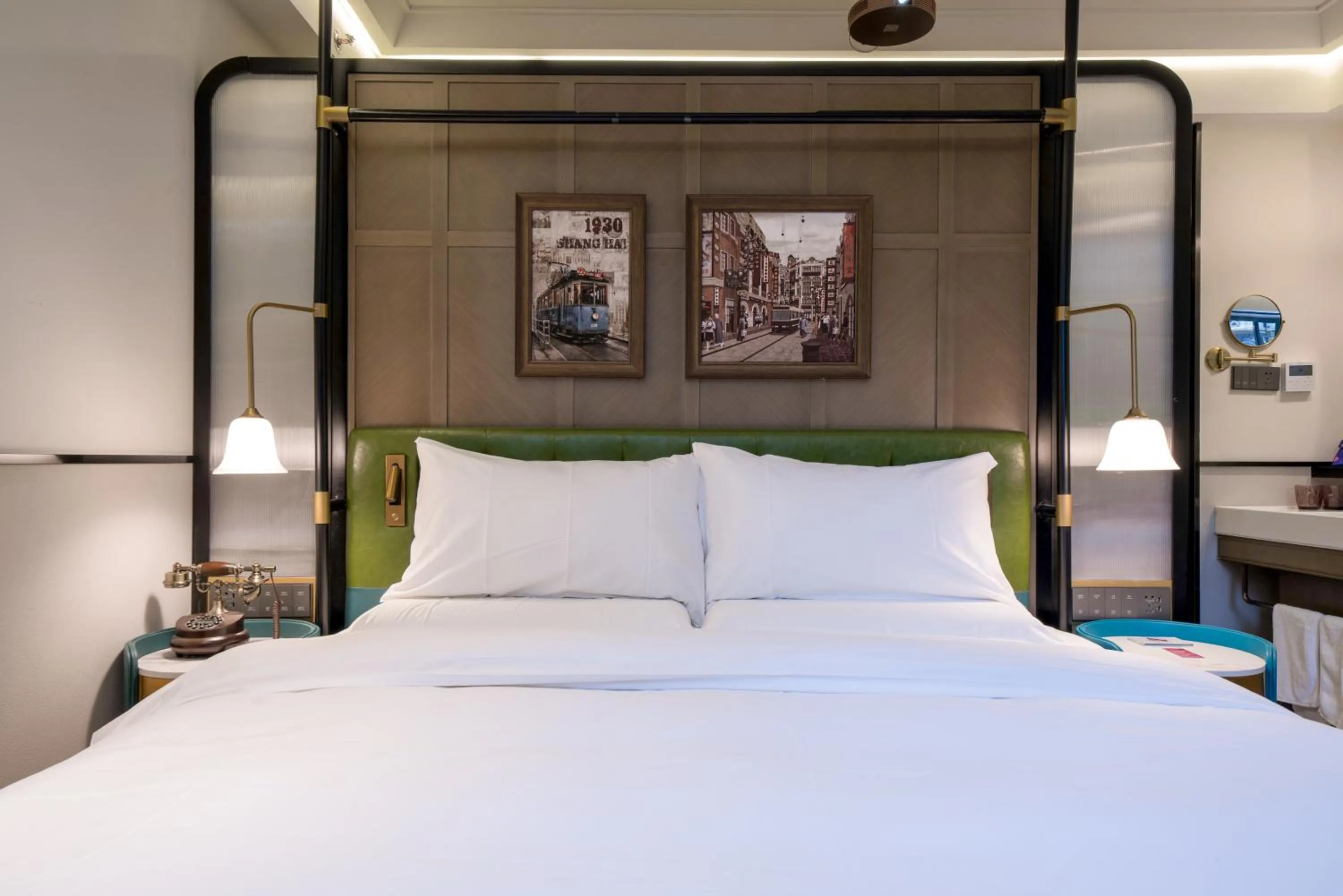 Bed in Shanghai Huaihai Mansion