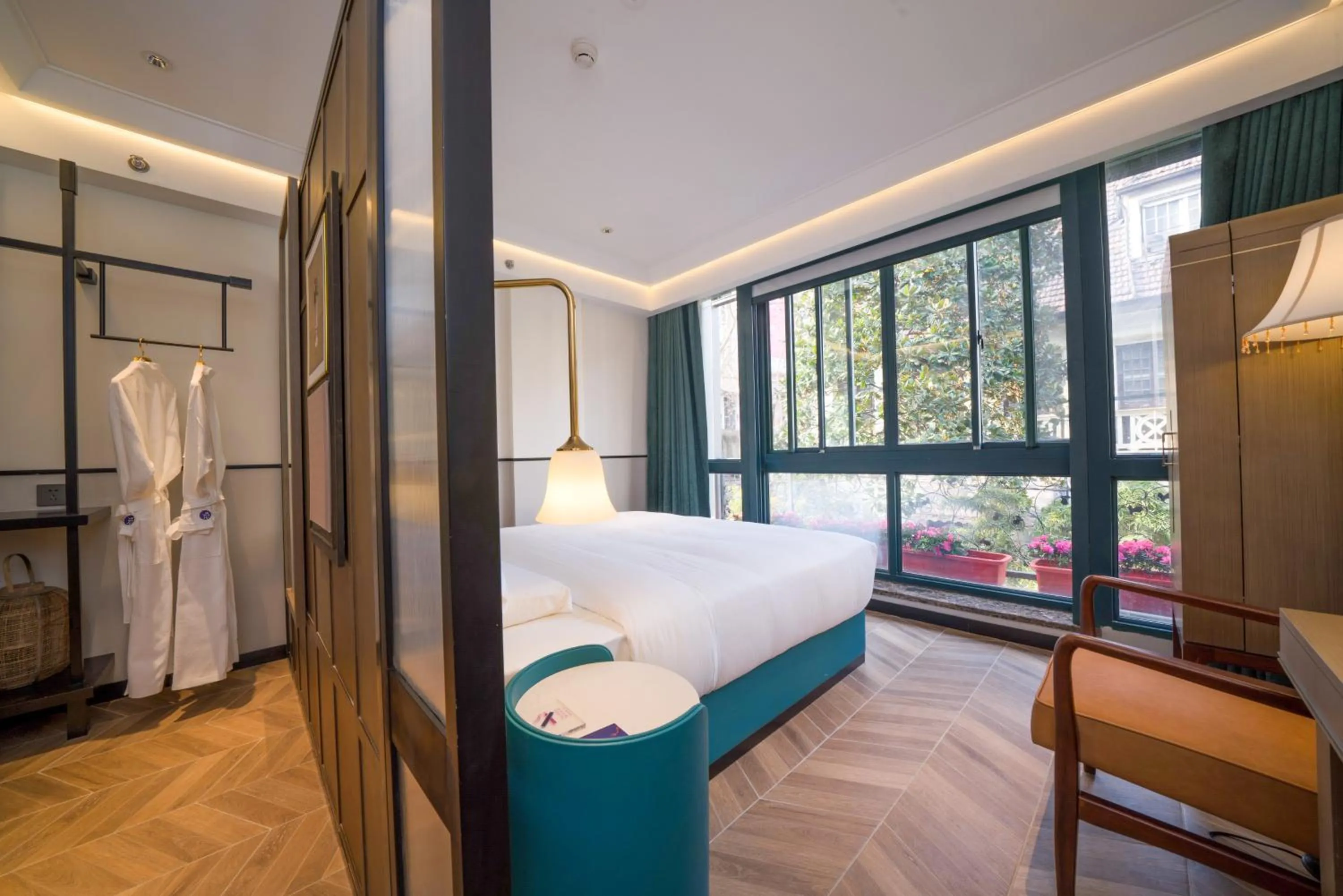 Bed in Shanghai Huaihai Mansion