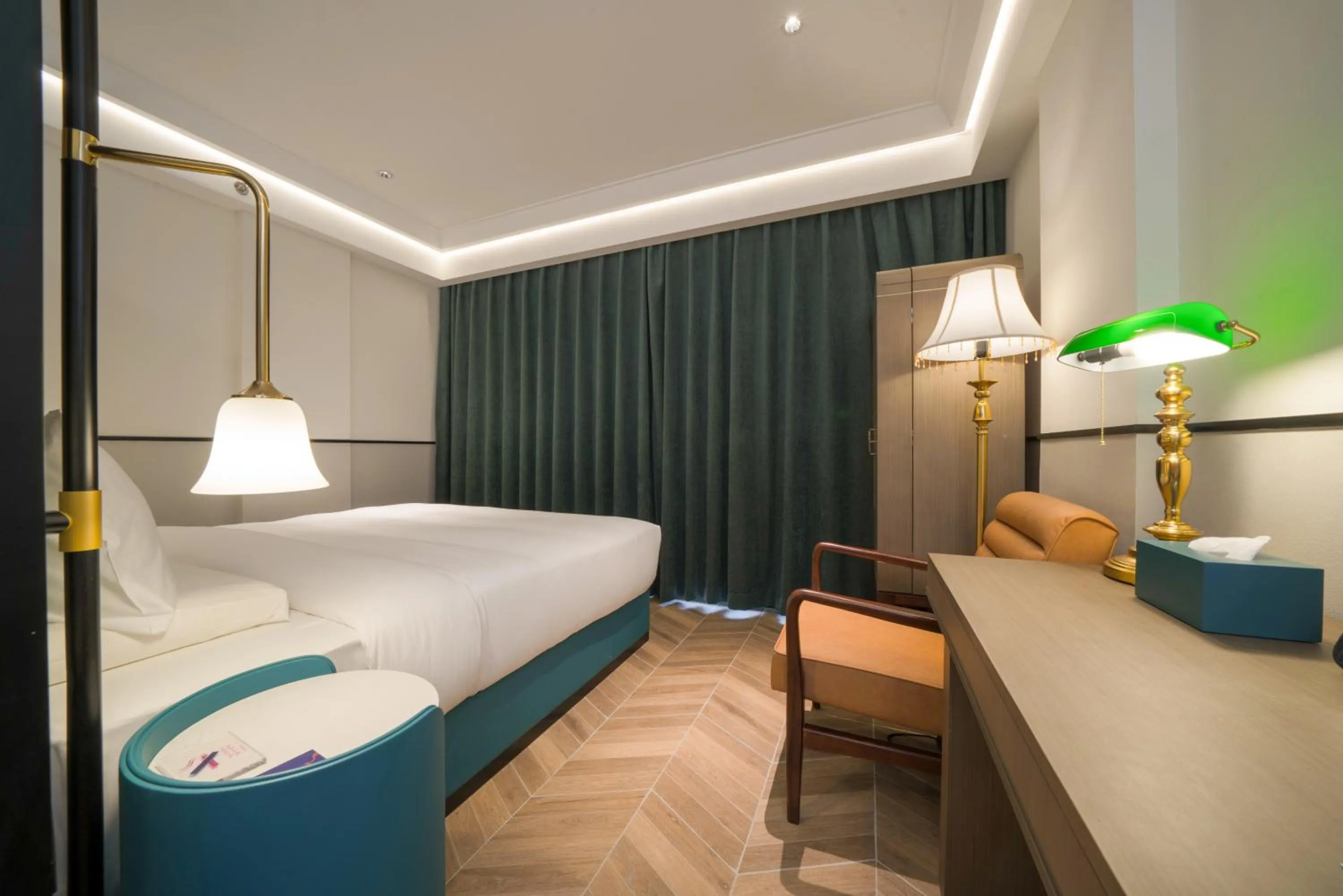 Bed in Shanghai Huaihai Mansion