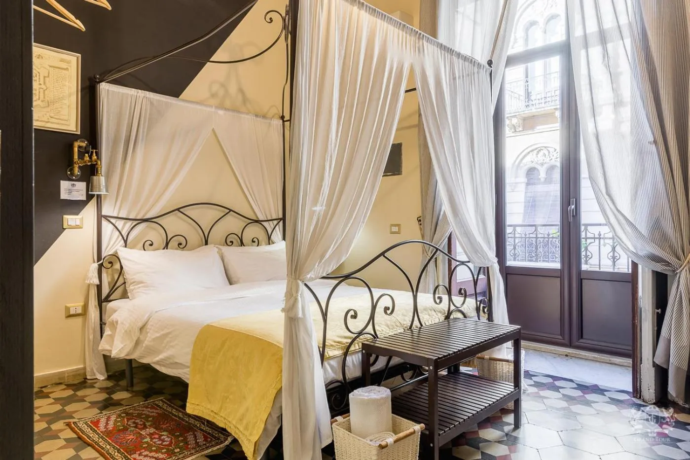 Bed in Grand Tour Design Guest House Catania Self Check-in