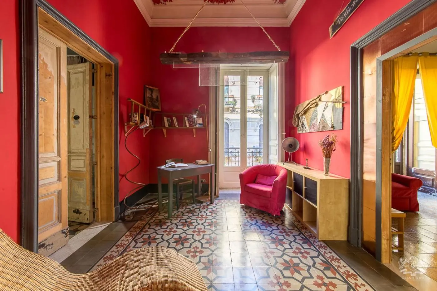 Communal lounge/ TV room in Grand Tour Design Guest House Catania Self Check-in