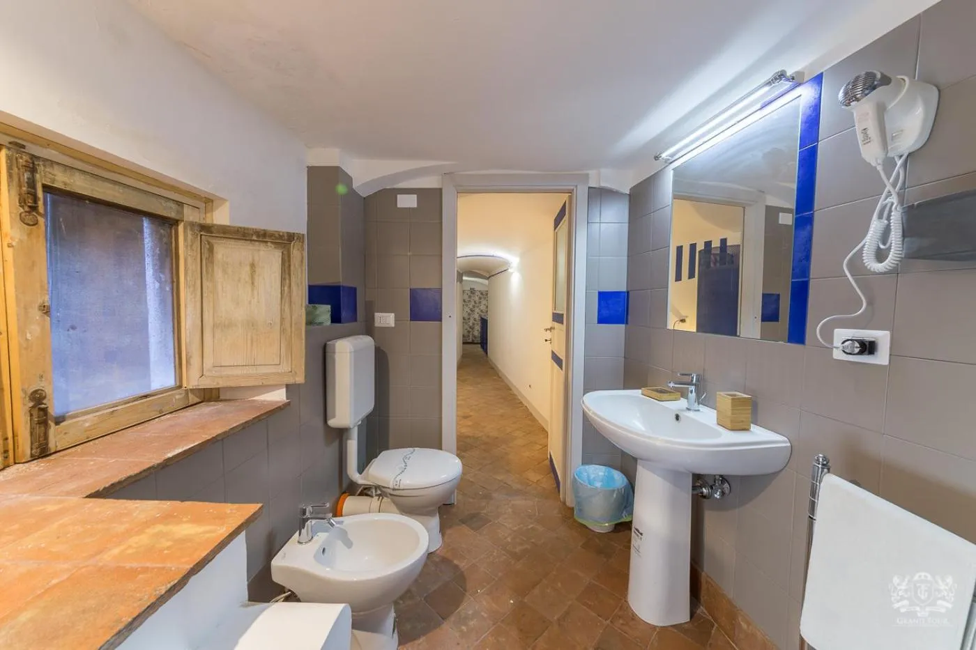 Toilet in Grand Tour Design Guest House Catania Self Check-in