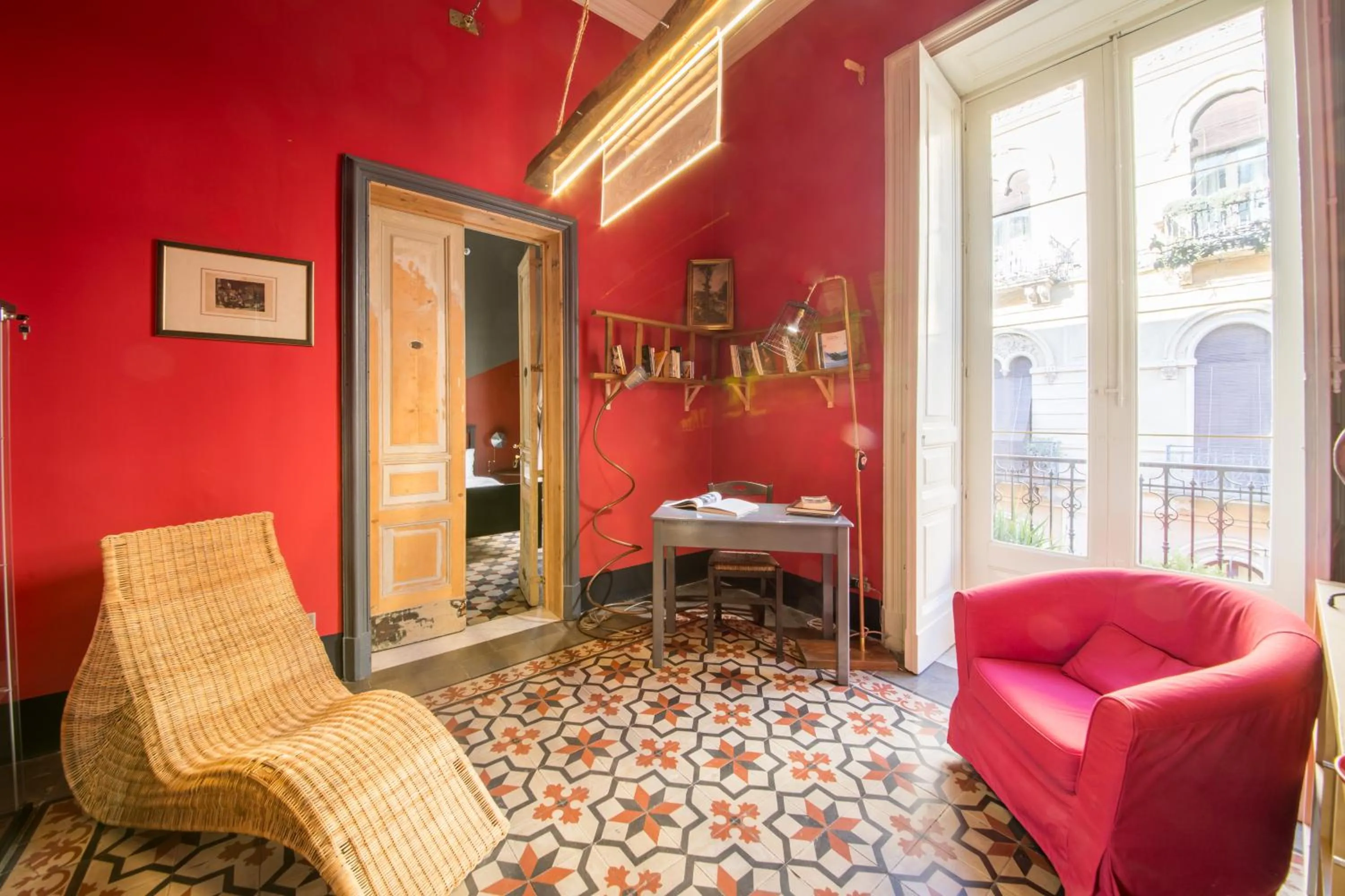 Communal lounge/ TV room, Bed in Grand Tour Design Guest House Catania Self Check-in