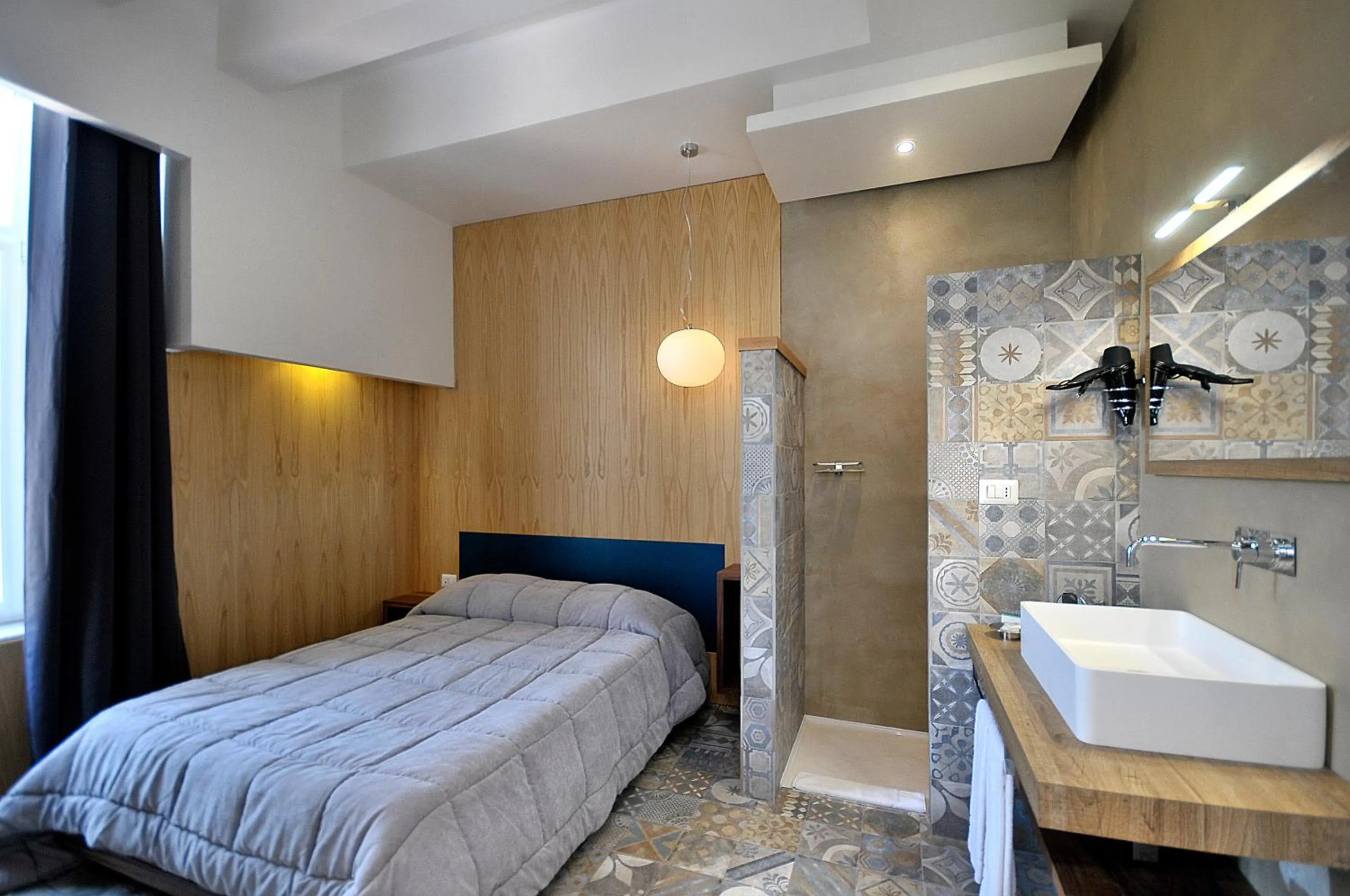 Shower, Bed in Villa Battista srl