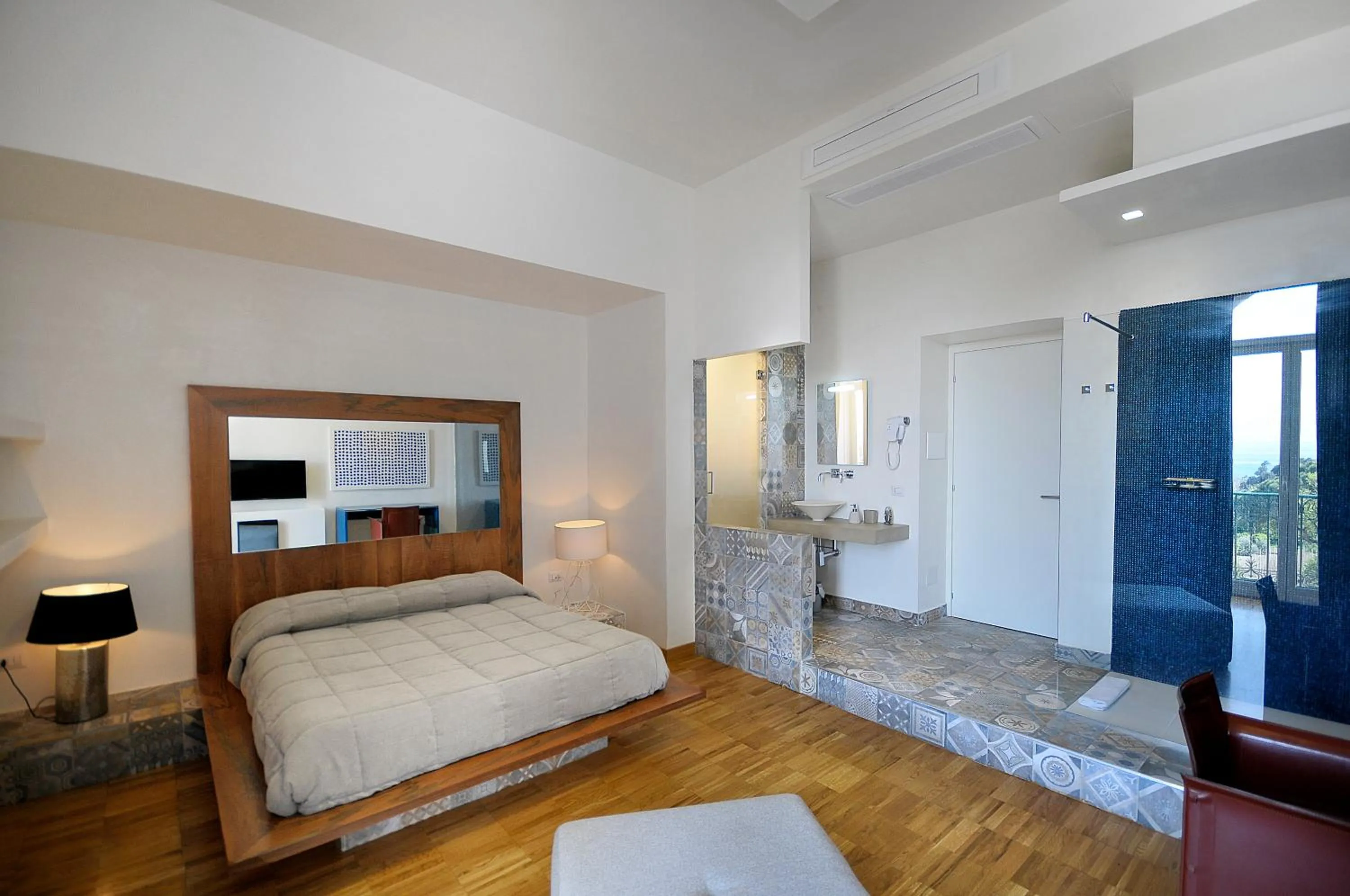 Shower, Bed in Villa Battista srl