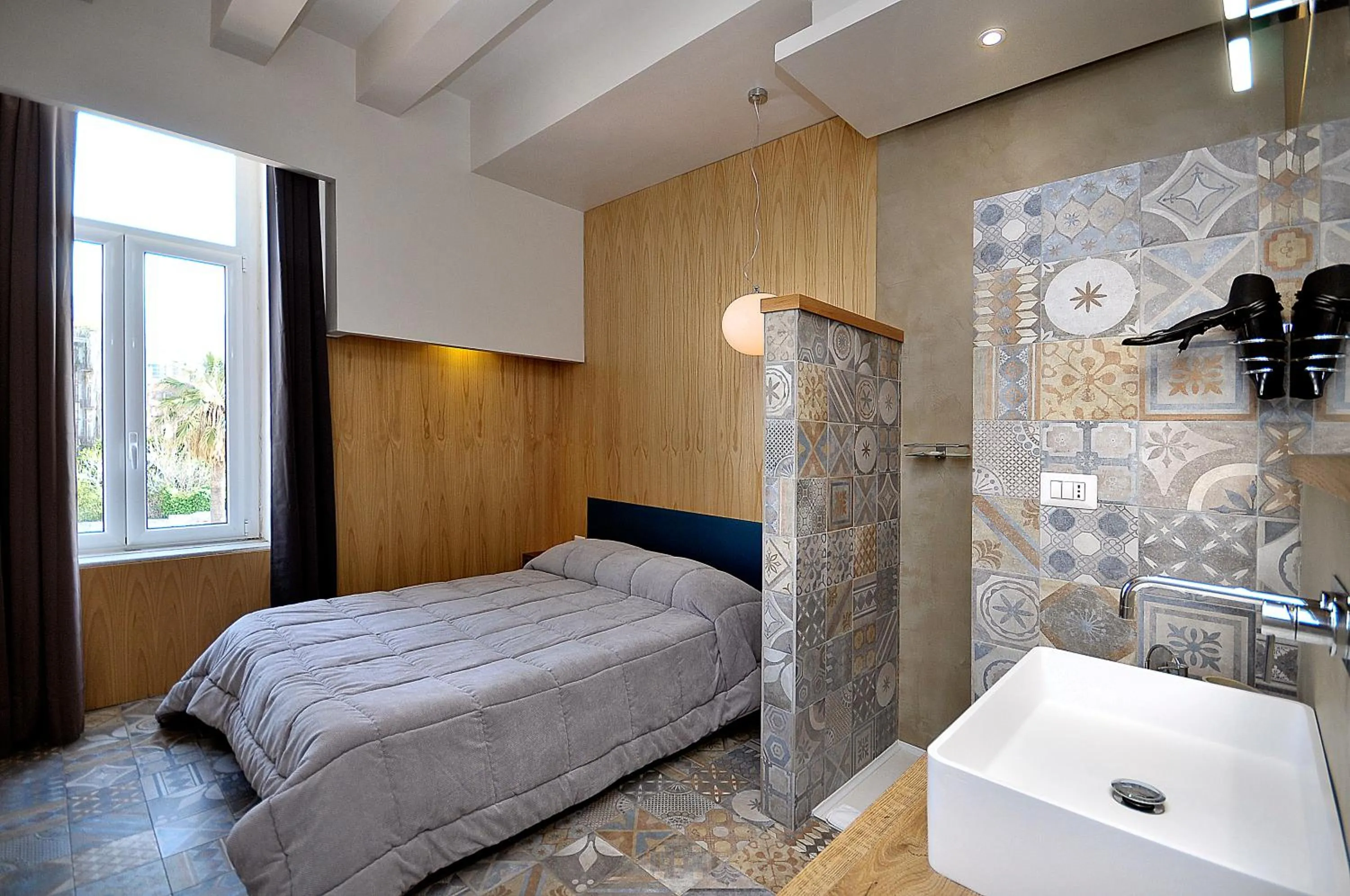 Shower, Bed in Villa Battista srl
