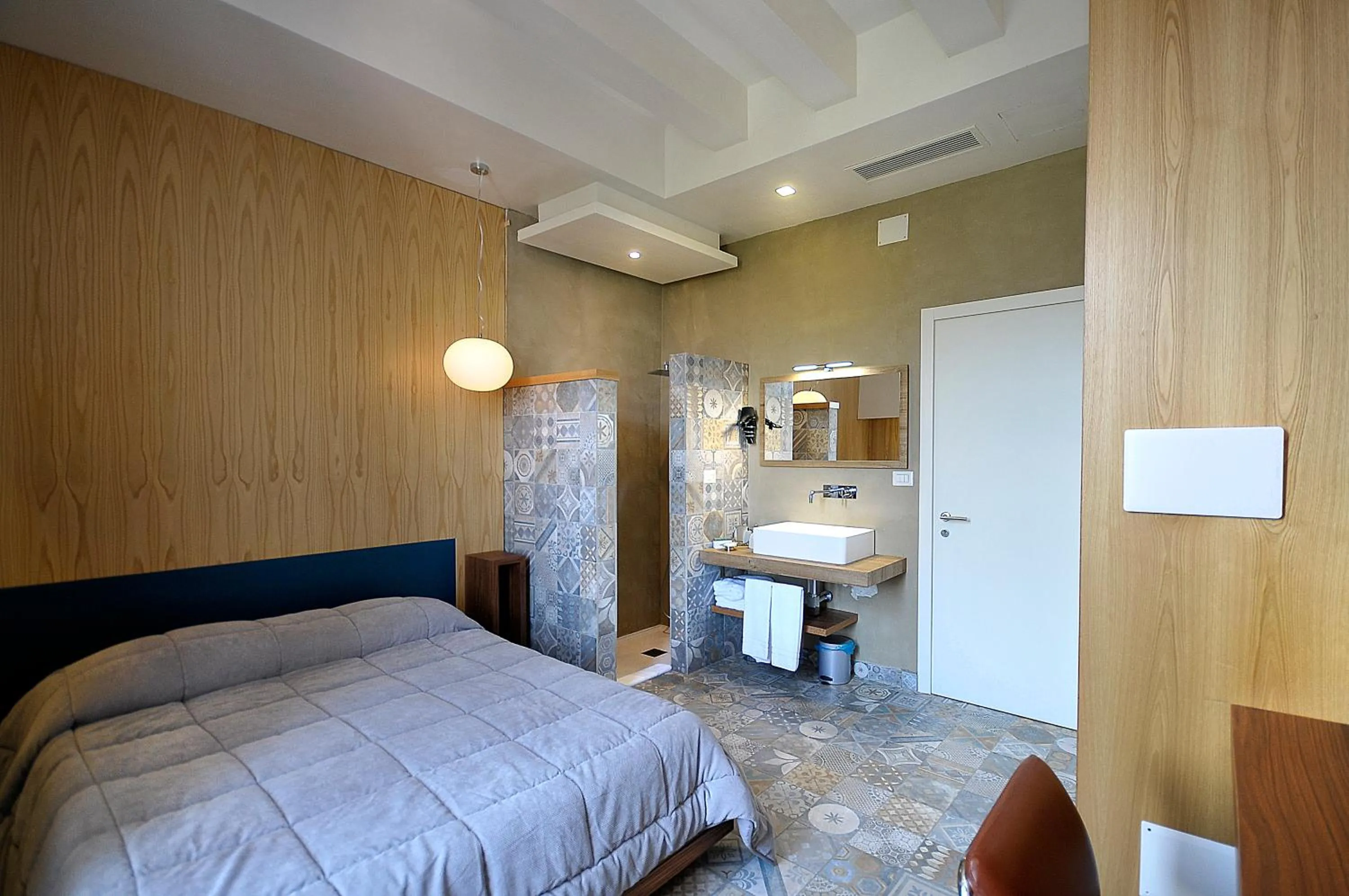 Bathroom, Bed in Villa Battista srl