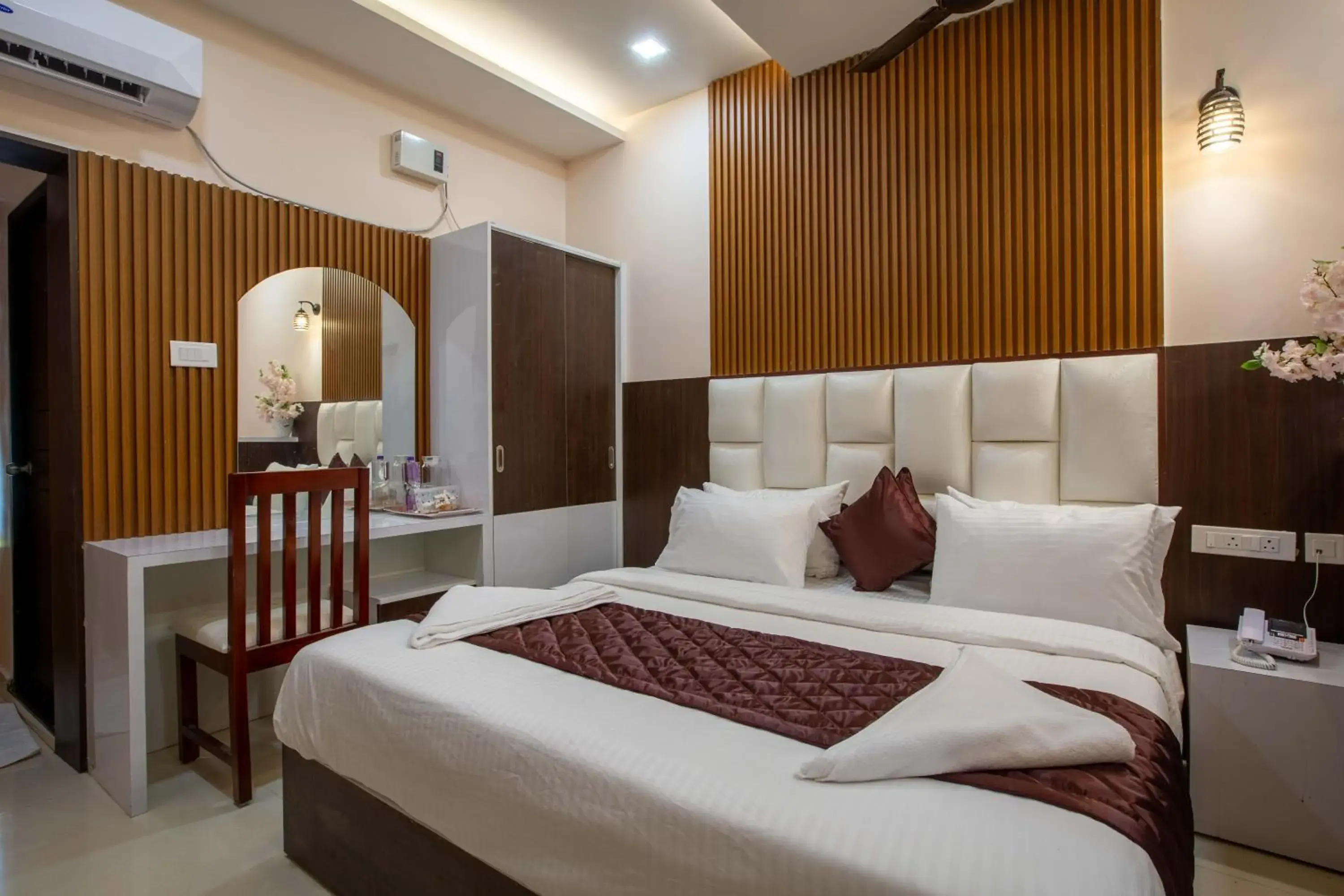 Superior Double Room in Hotel Surya Empire Superior Double Room in Hotel Surya Empire