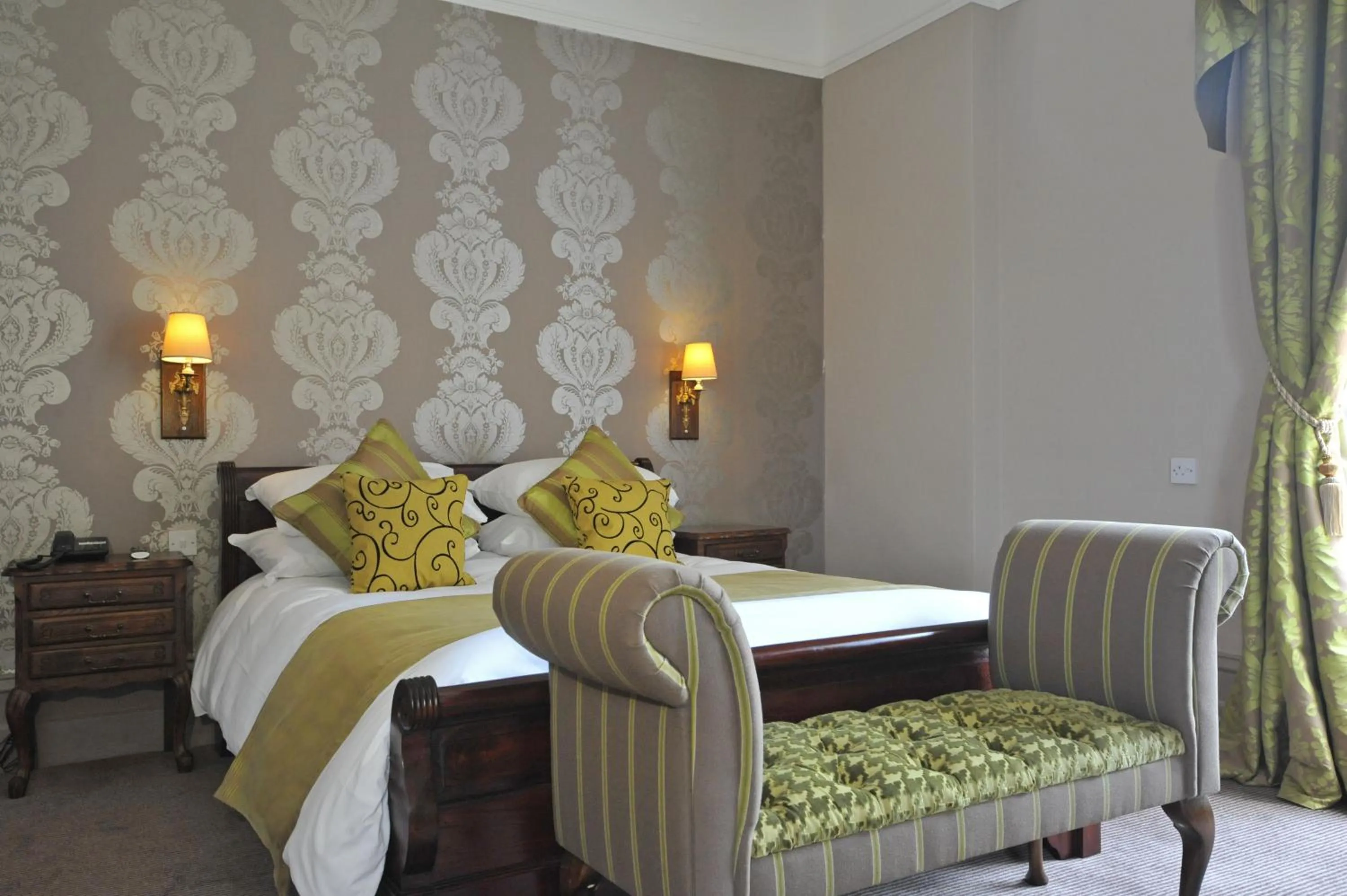 Coffee/tea facilities, Bed in Royal Hotel by Greene King Inns