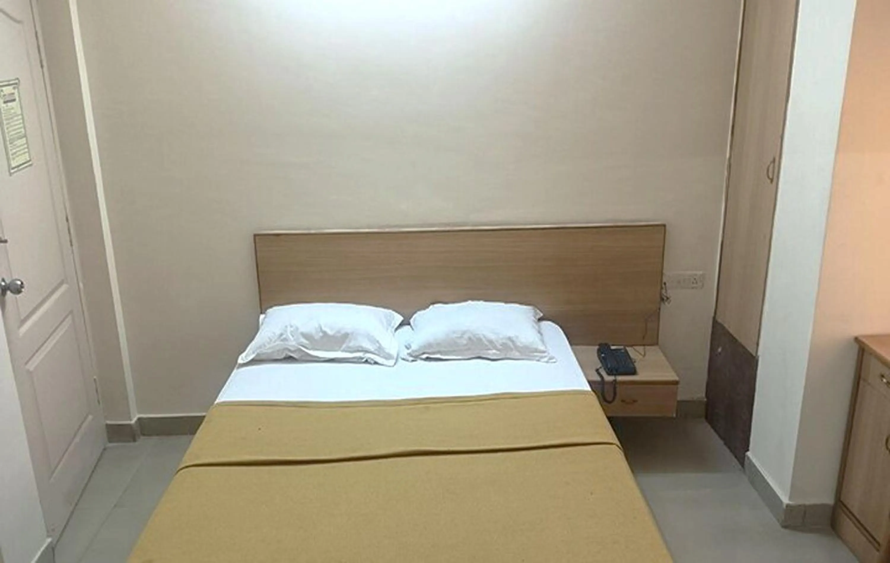 Bed in Hotel Rainbow near Victoria Hospital City Market