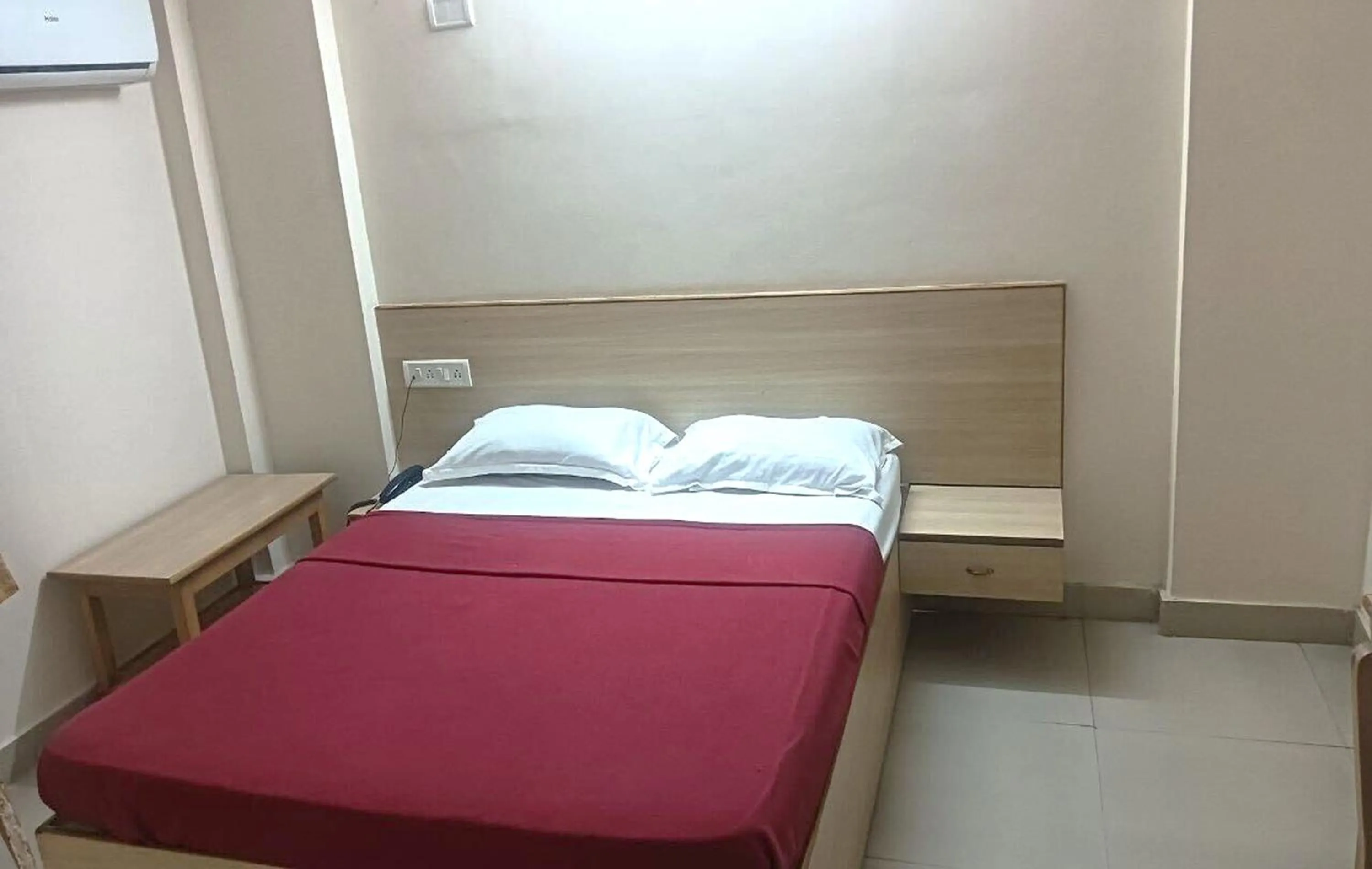 Bed in Hotel Rainbow near Victoria Hospital City Market