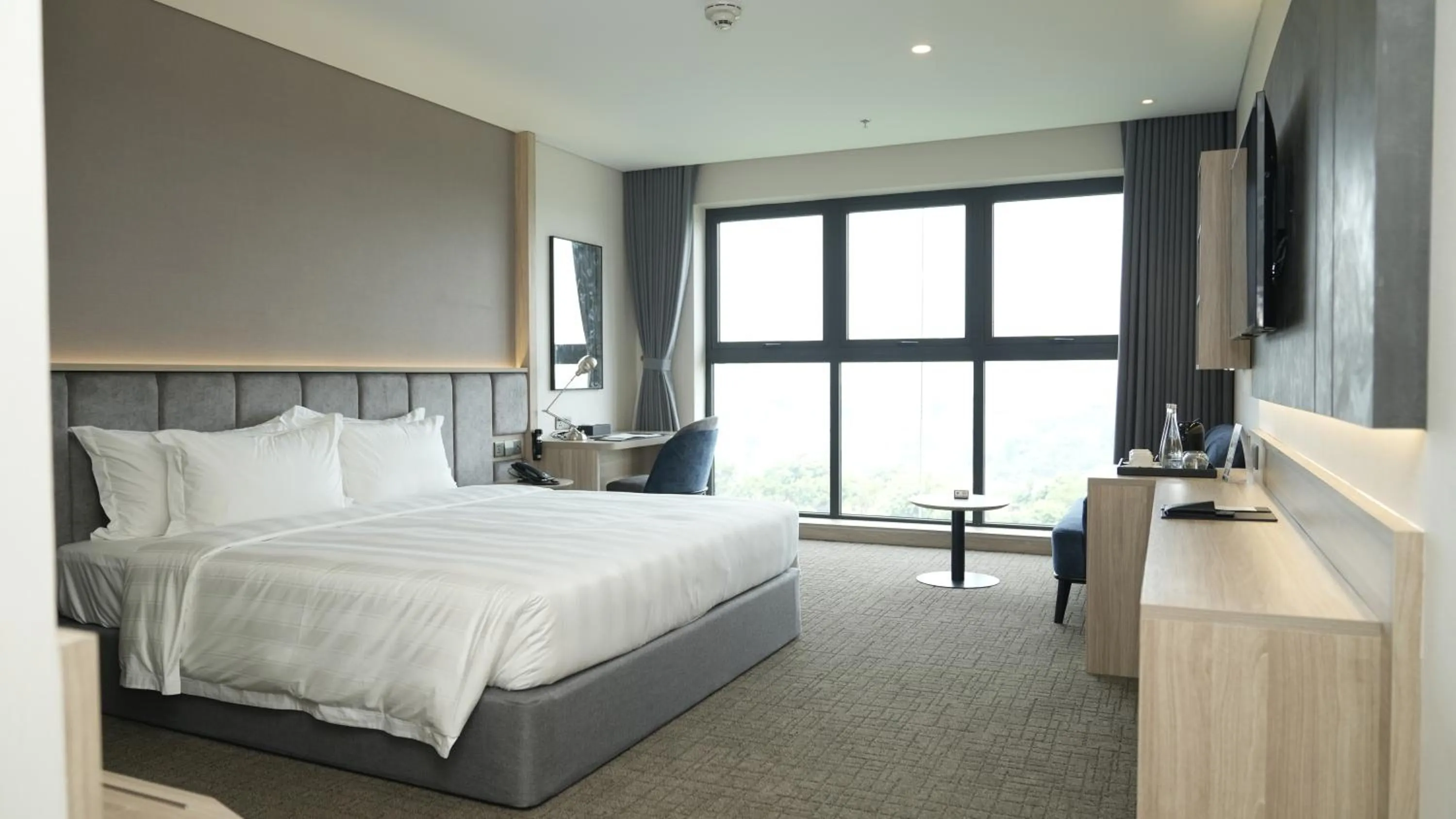 Photo of the whole room, Bed in Wyndham Garden Legend Halong