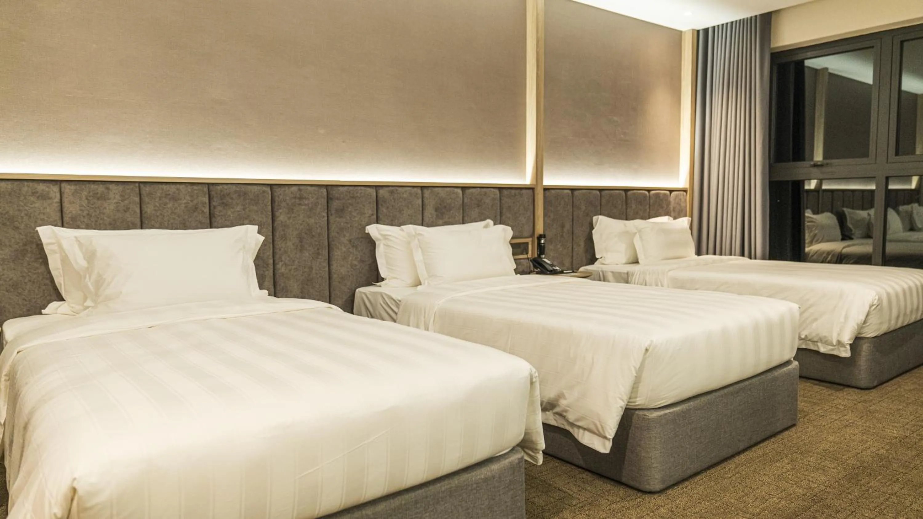 Bed in Wyndham Garden Legend Halong