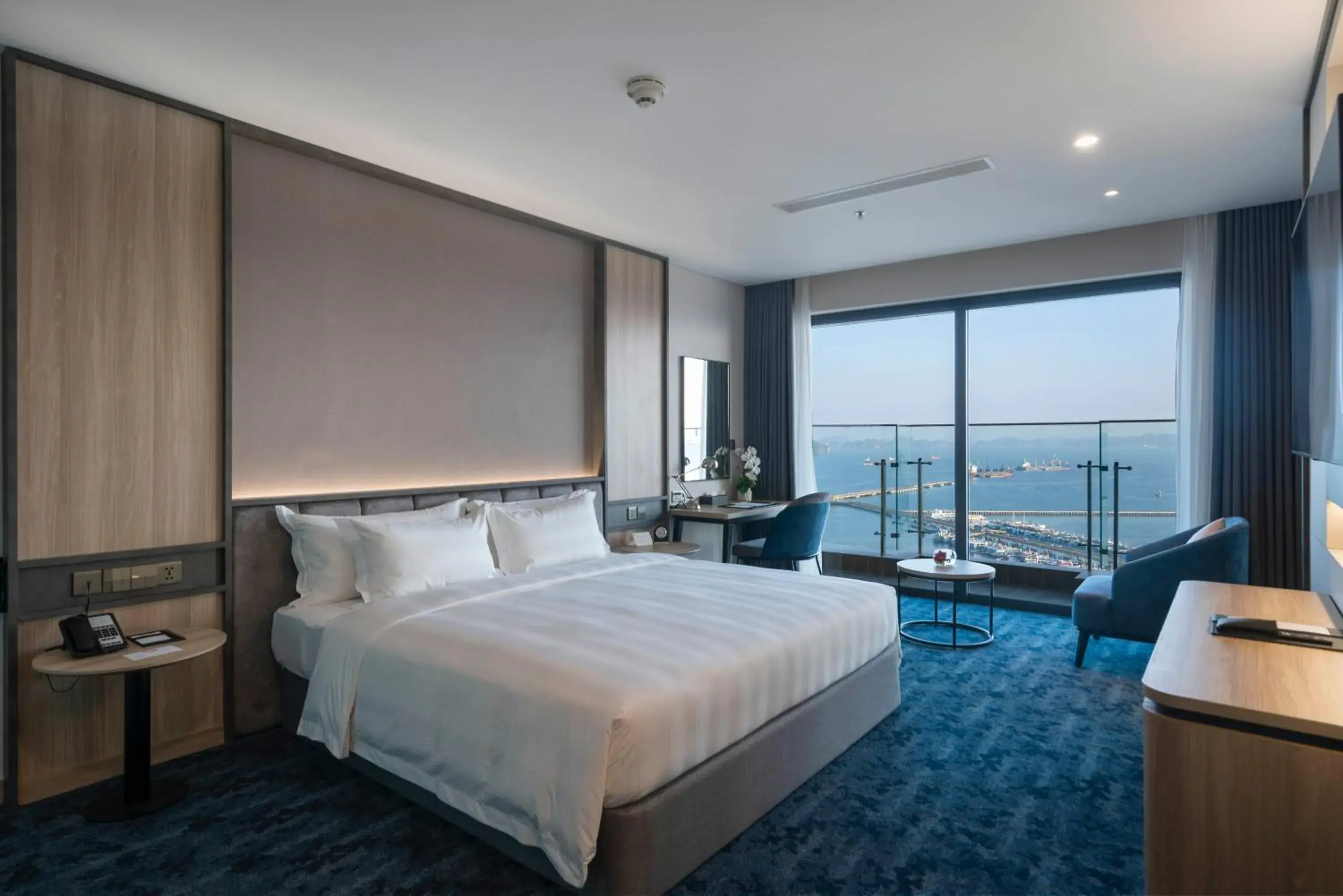 Premier King Suite with Ocean View in Wyndham Garden Legend Halong Premier King Suite with Ocean View in Wyndham Garden Legend Halong