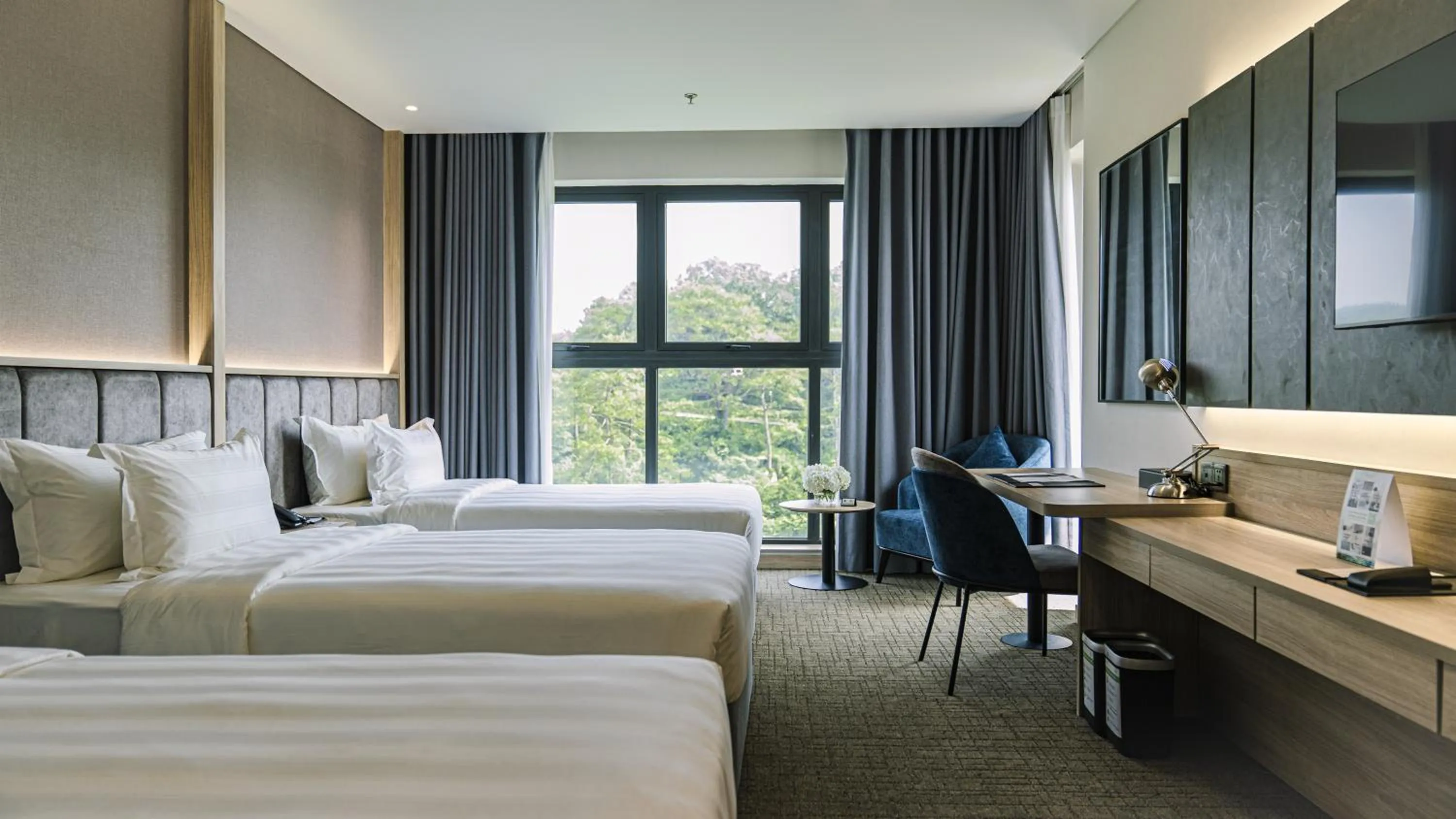 Bed in Wyndham Garden Legend Halong