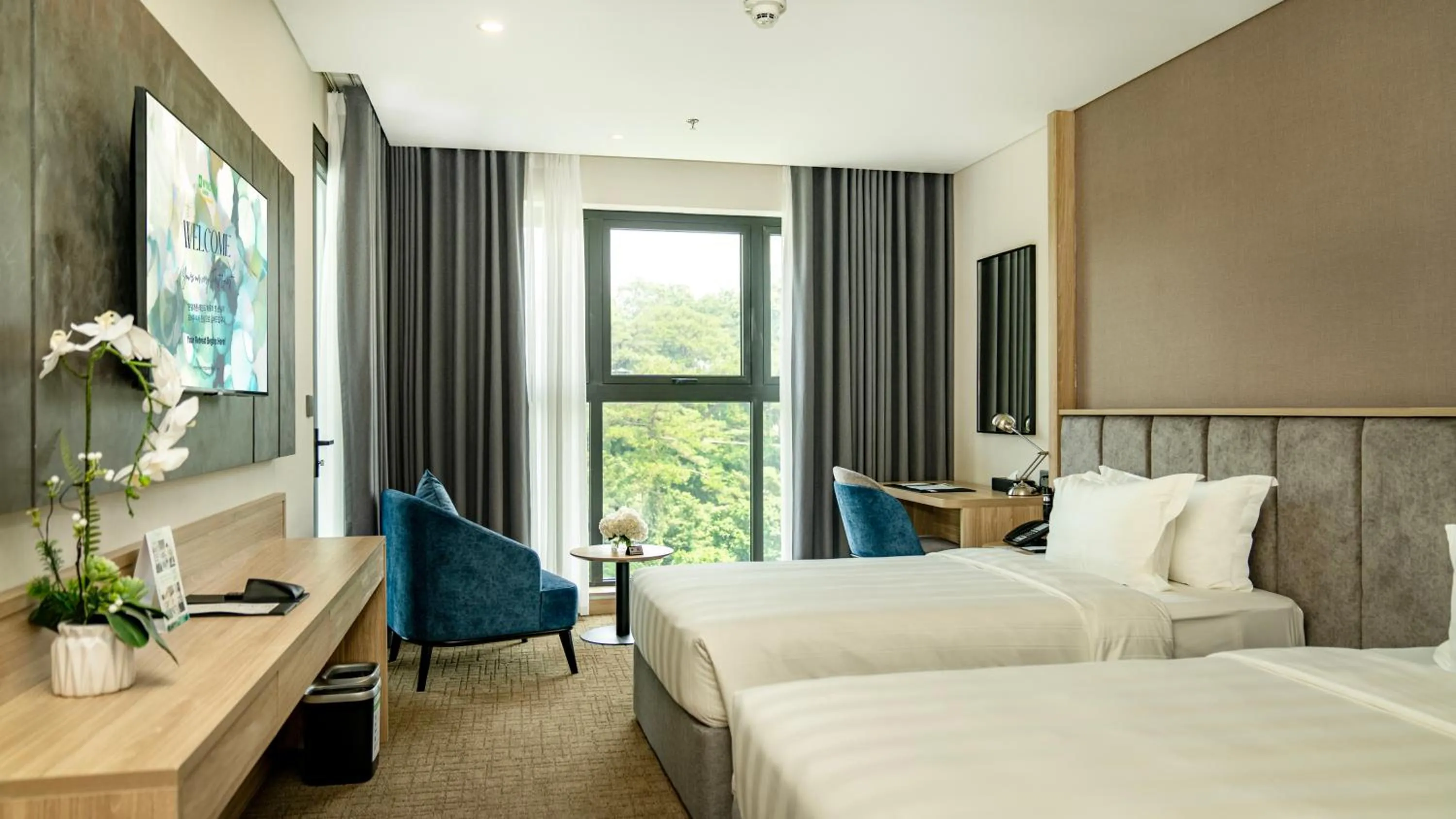 Photo of the whole room, Bed in Wyndham Garden Legend Halong