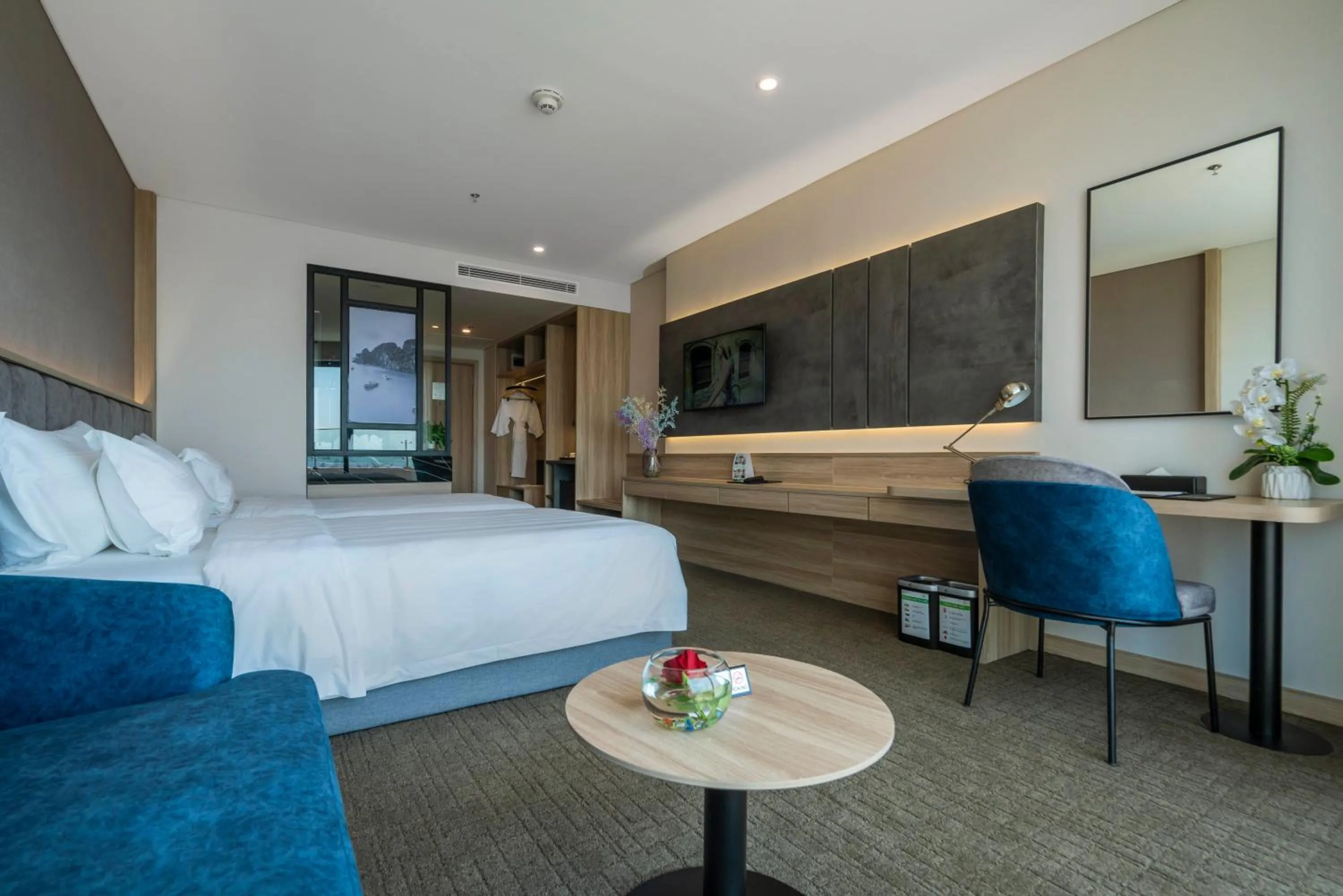 Bedroom, Bed in Wyndham Garden Legend Halong