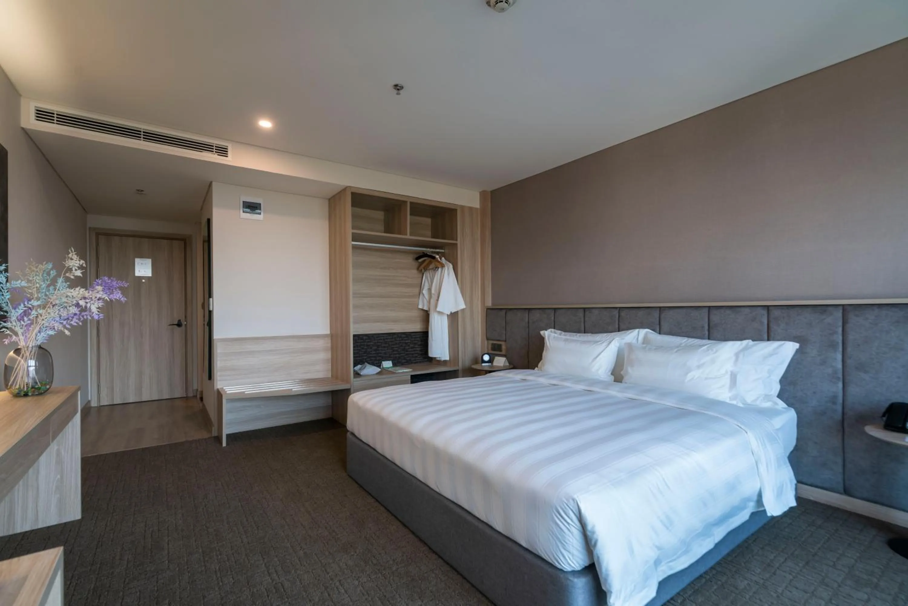 Bed in Wyndham Garden Legend Halong