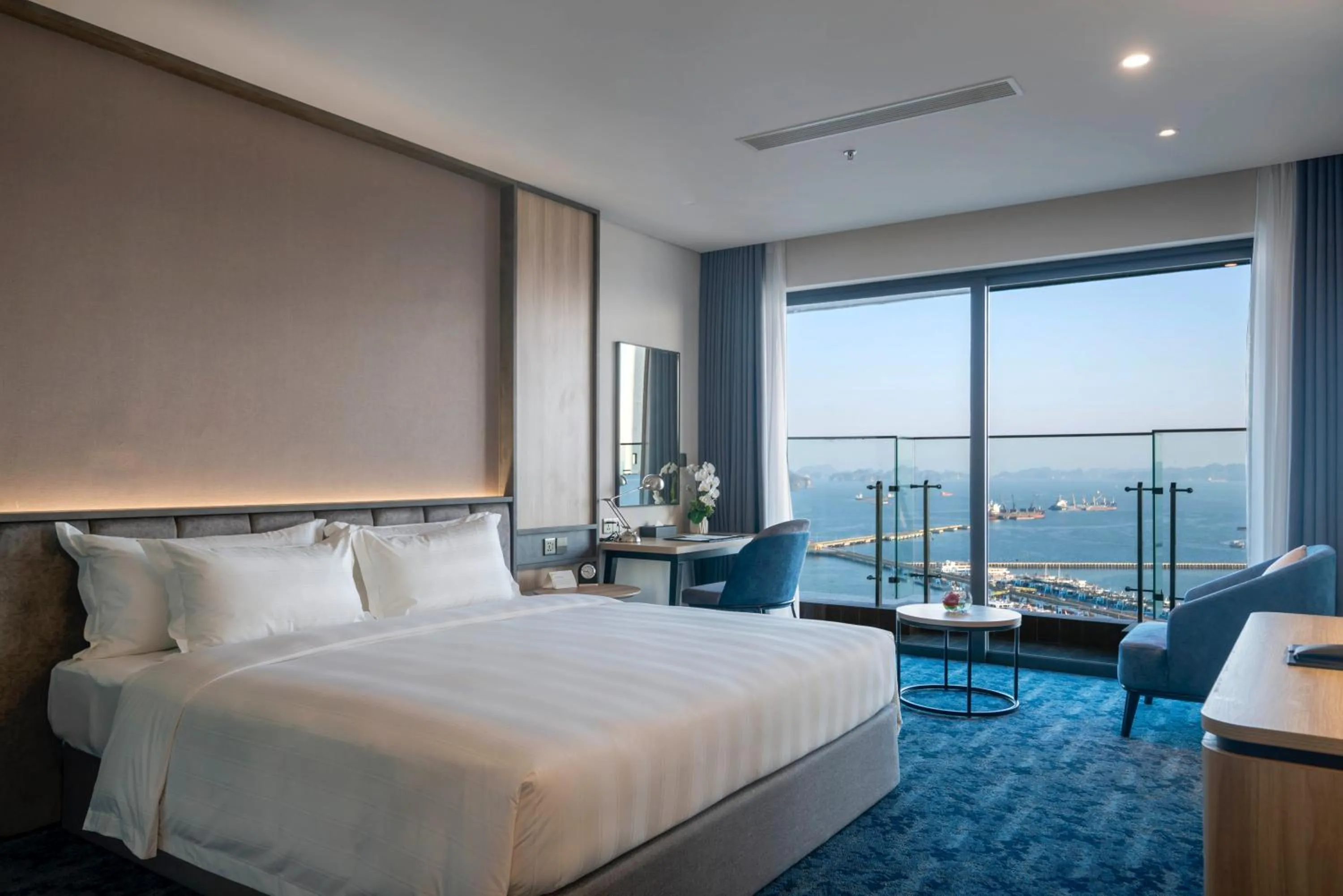 Sea view, Bed in Wyndham Garden Legend Halong