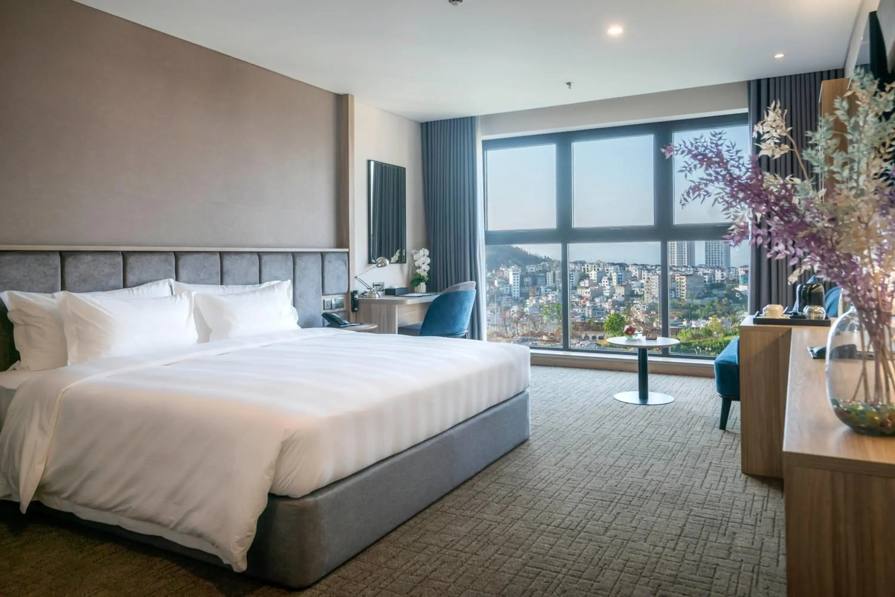 Superior Garden King Room with Hill View in Wyndham Garden Legend Halong Superior Garden King Room with Hill View in Wyndham Garden Legend Halong