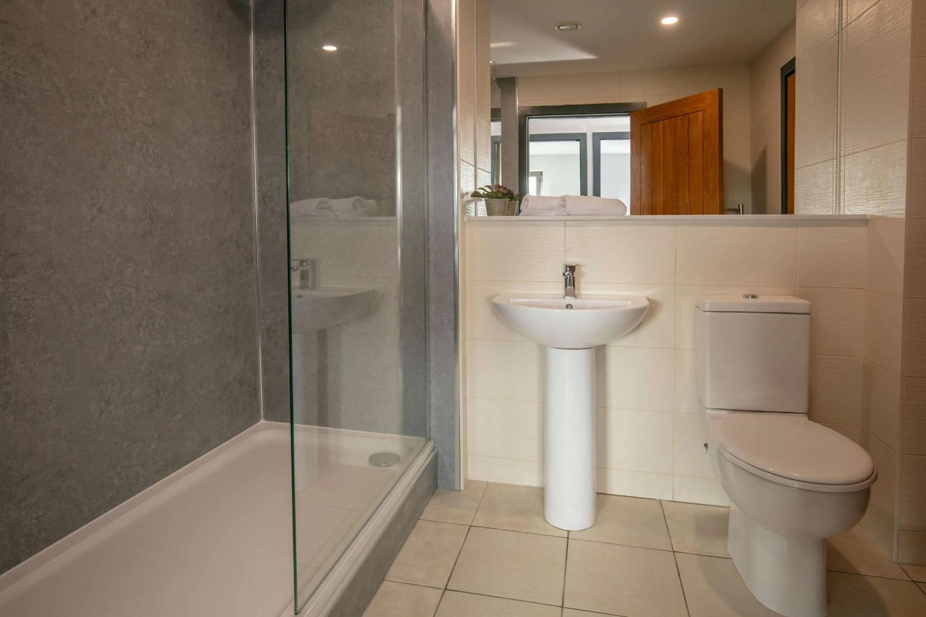 Bathroom in Dockside Aparthotel, Best Western Signature Collection