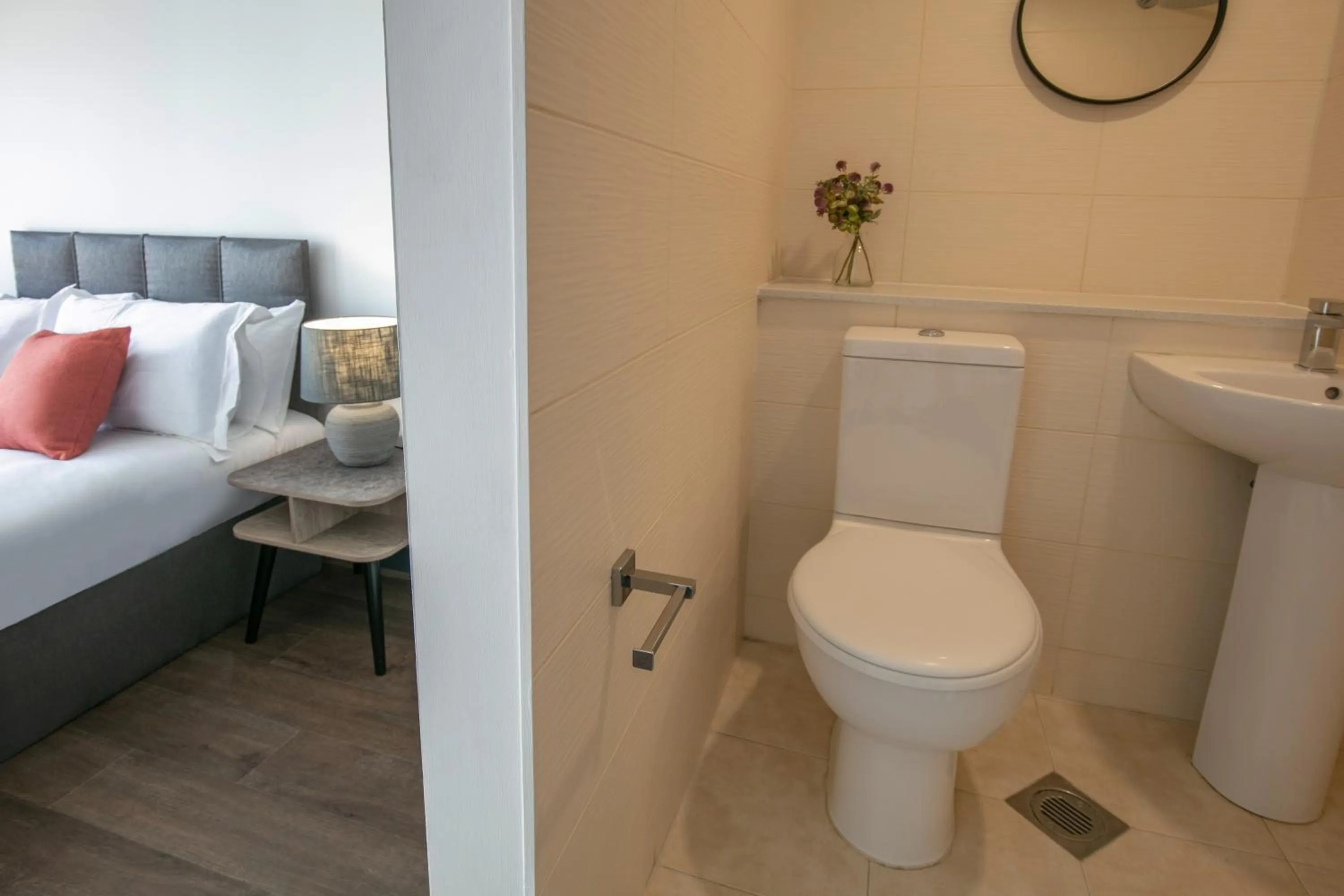 Toilet, Bed in Dockside Aparthotel, Best Western Signature Collection