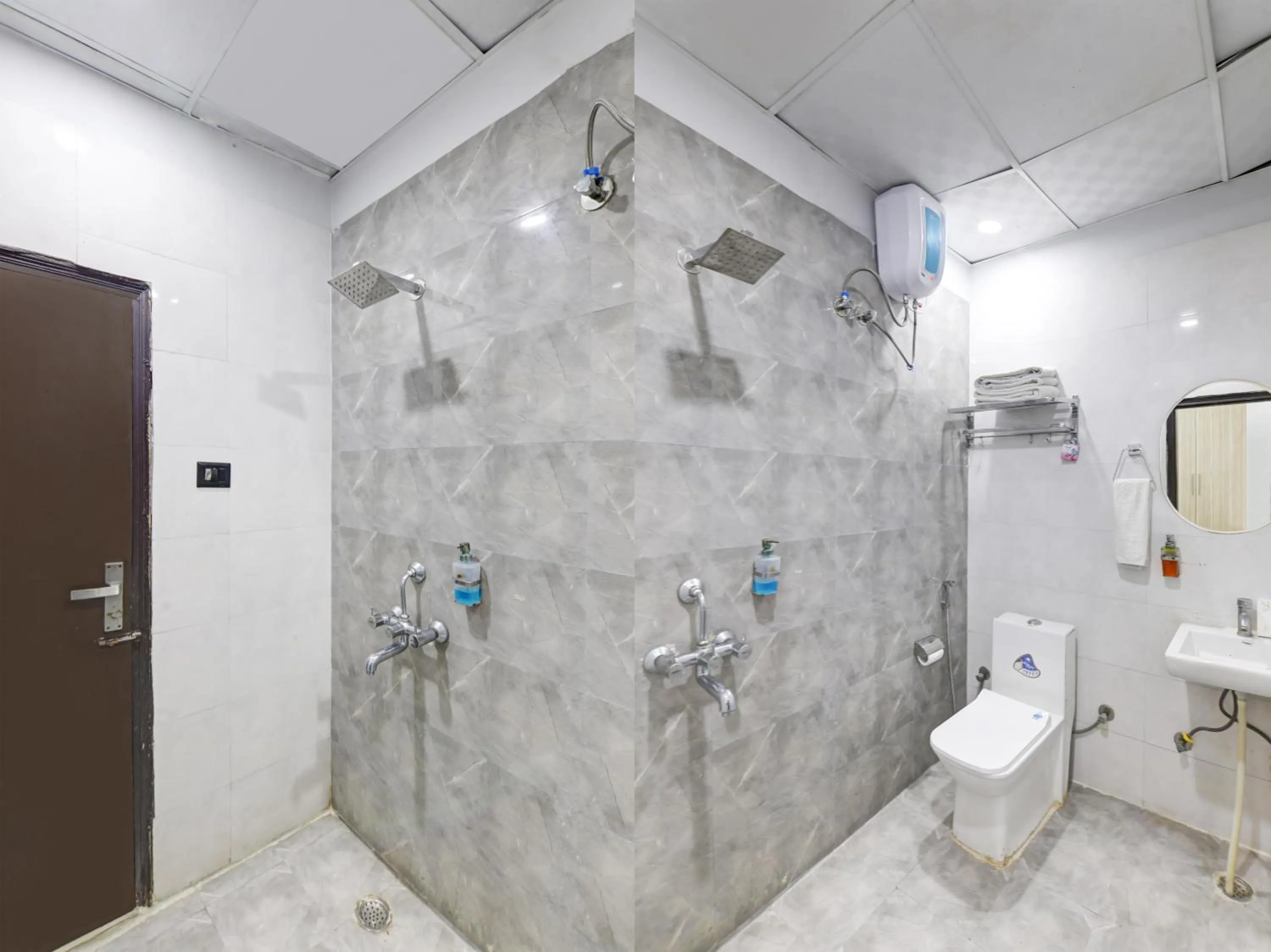 Shower in Hotel The Rasa at Vasundhara