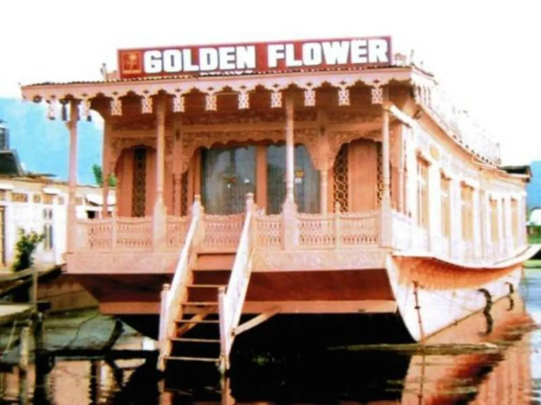 Property building in Golden Flower Heritage Houseboats