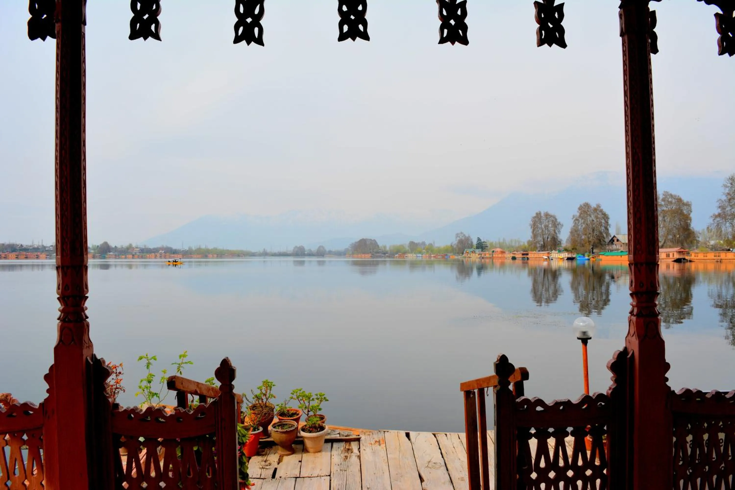 Lake view in Golden Flower Heritage Houseboats