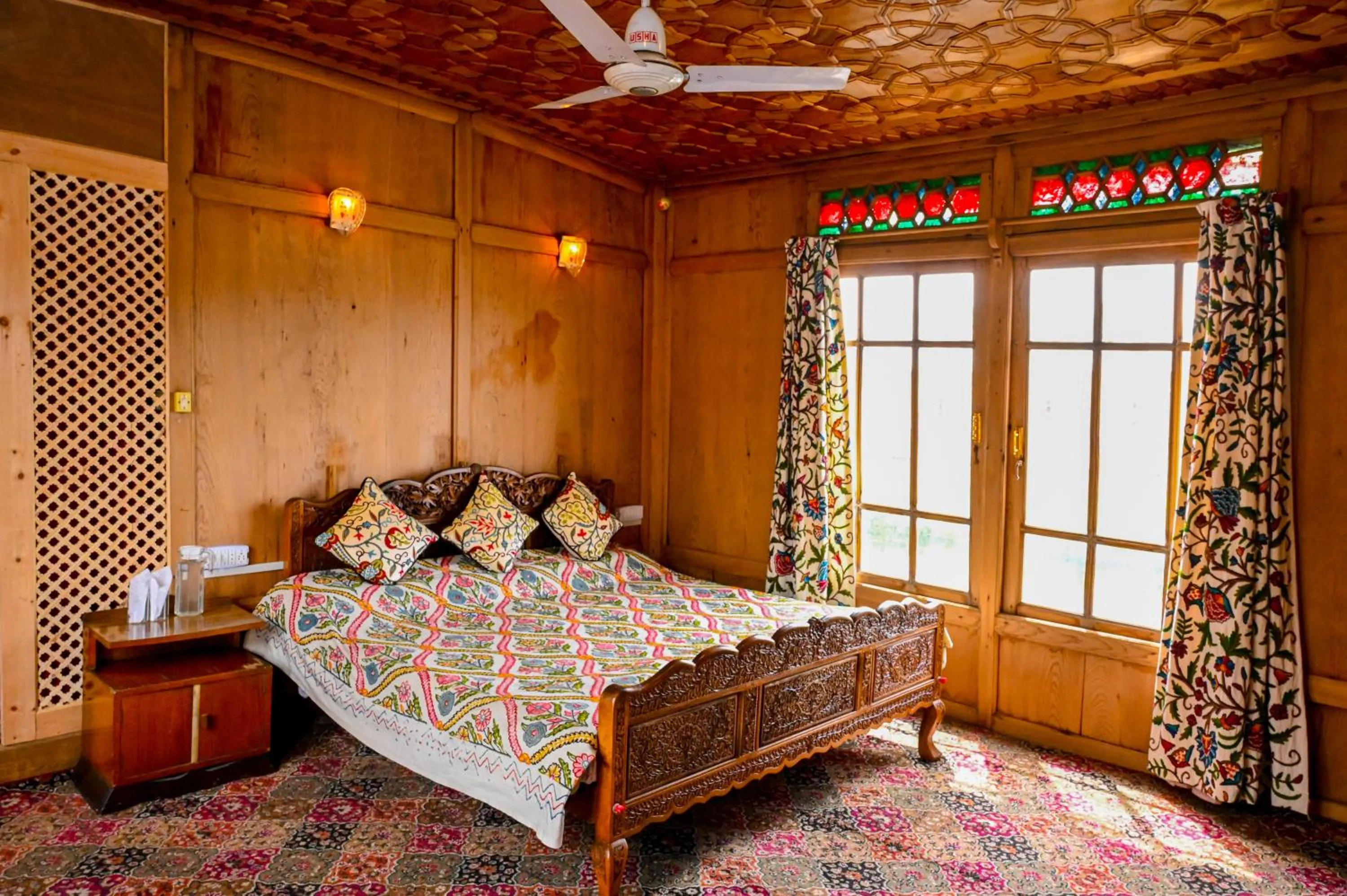 Property building, Bed in Golden Flower Heritage Houseboats