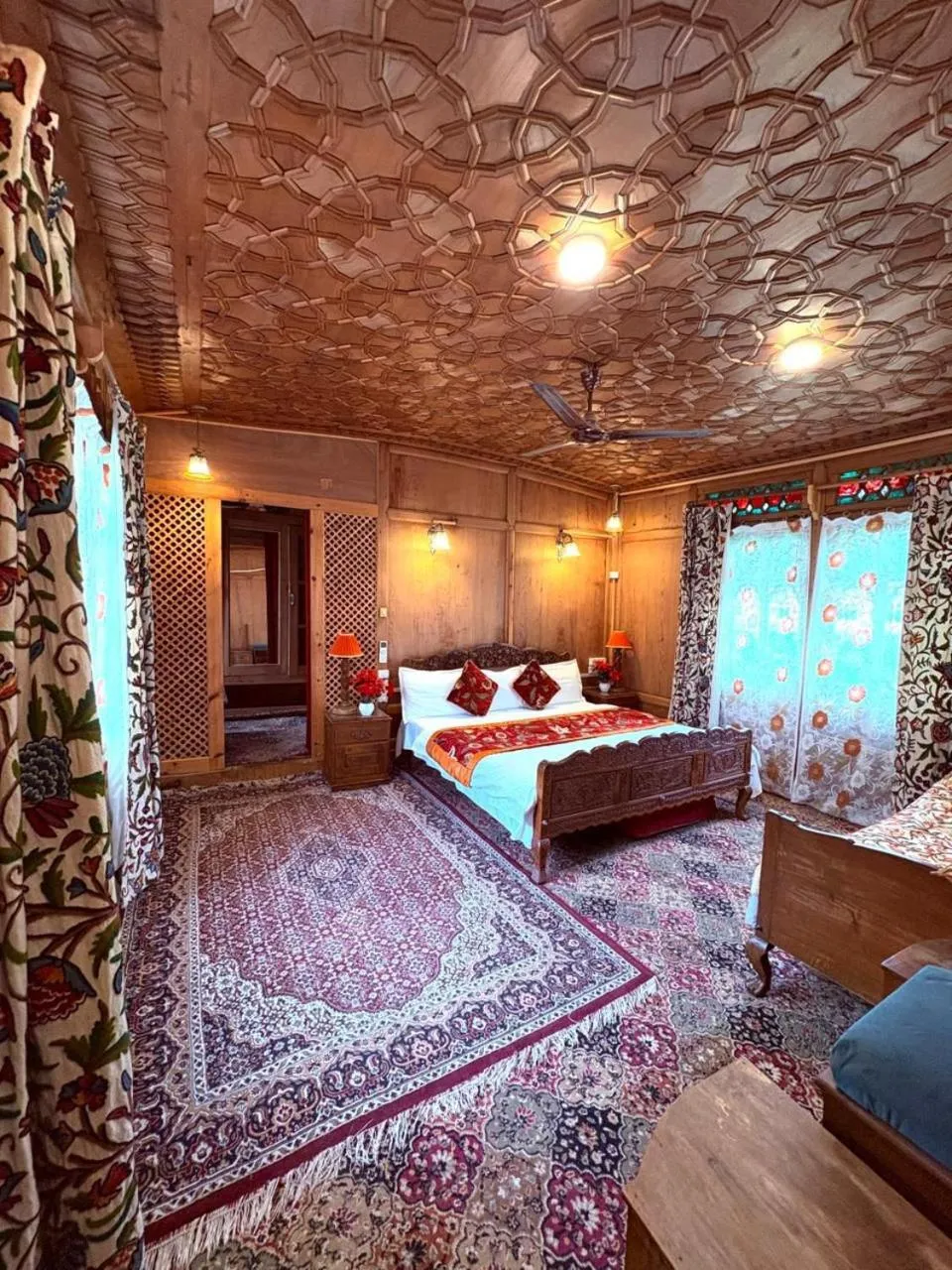 Bed in Golden Flower Heritage Houseboats