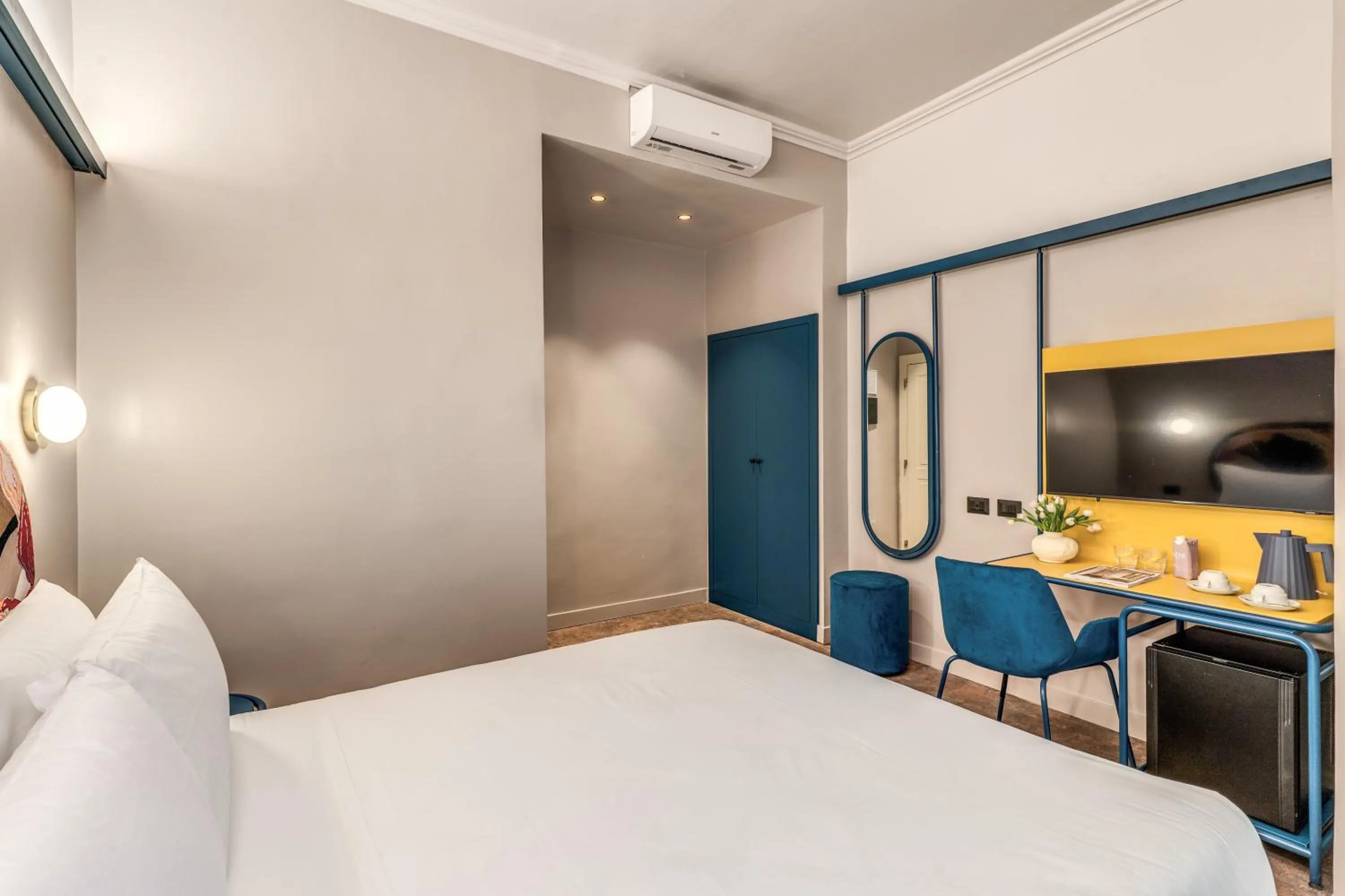 Photo of the whole room, Bed in Hotel XX Settembre