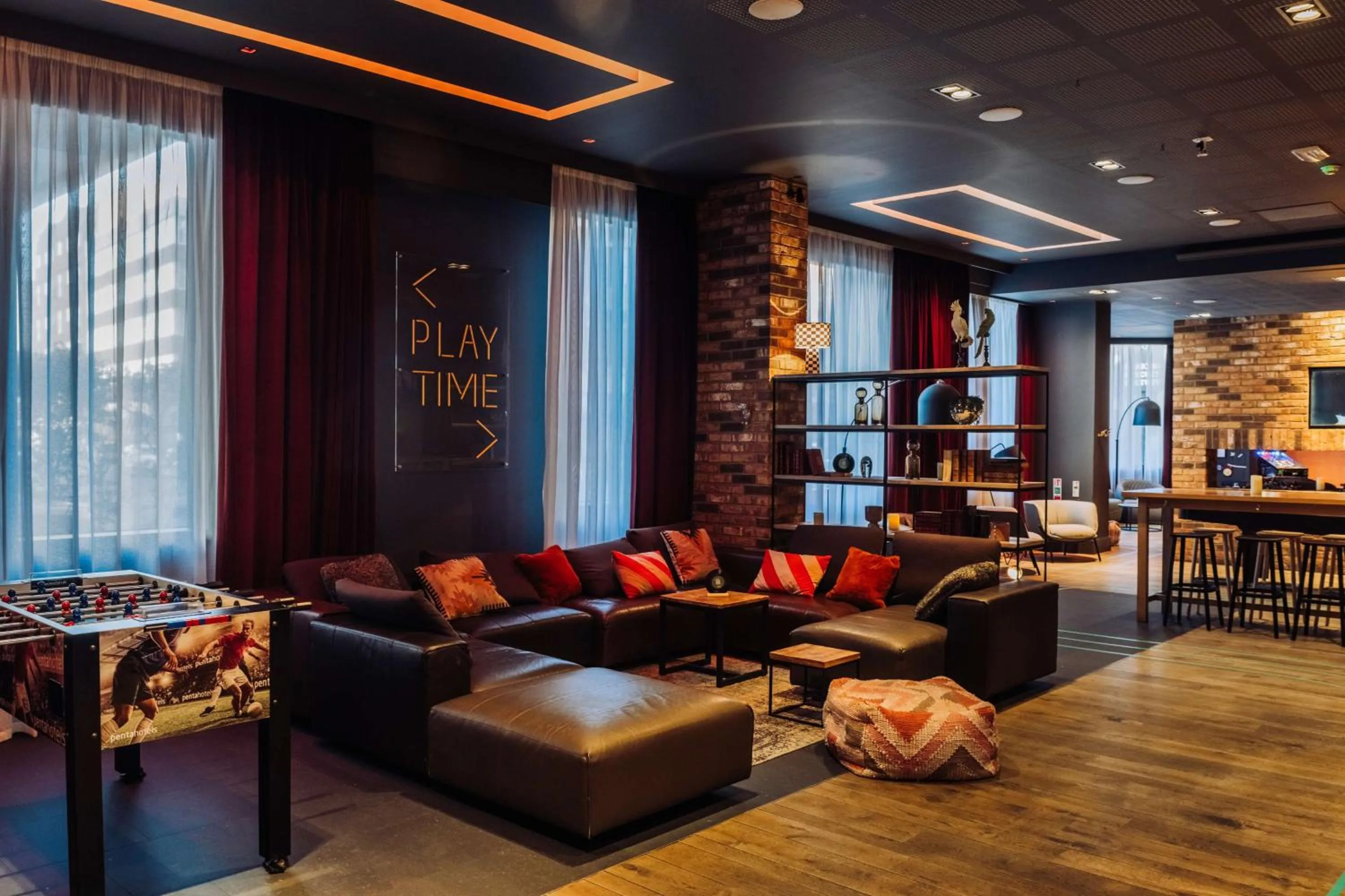 Lounge or bar in pentahotel Reading