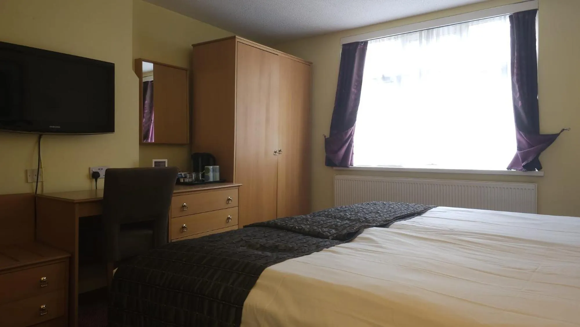 TV and multimedia, Bed in The Abbey House Hotel