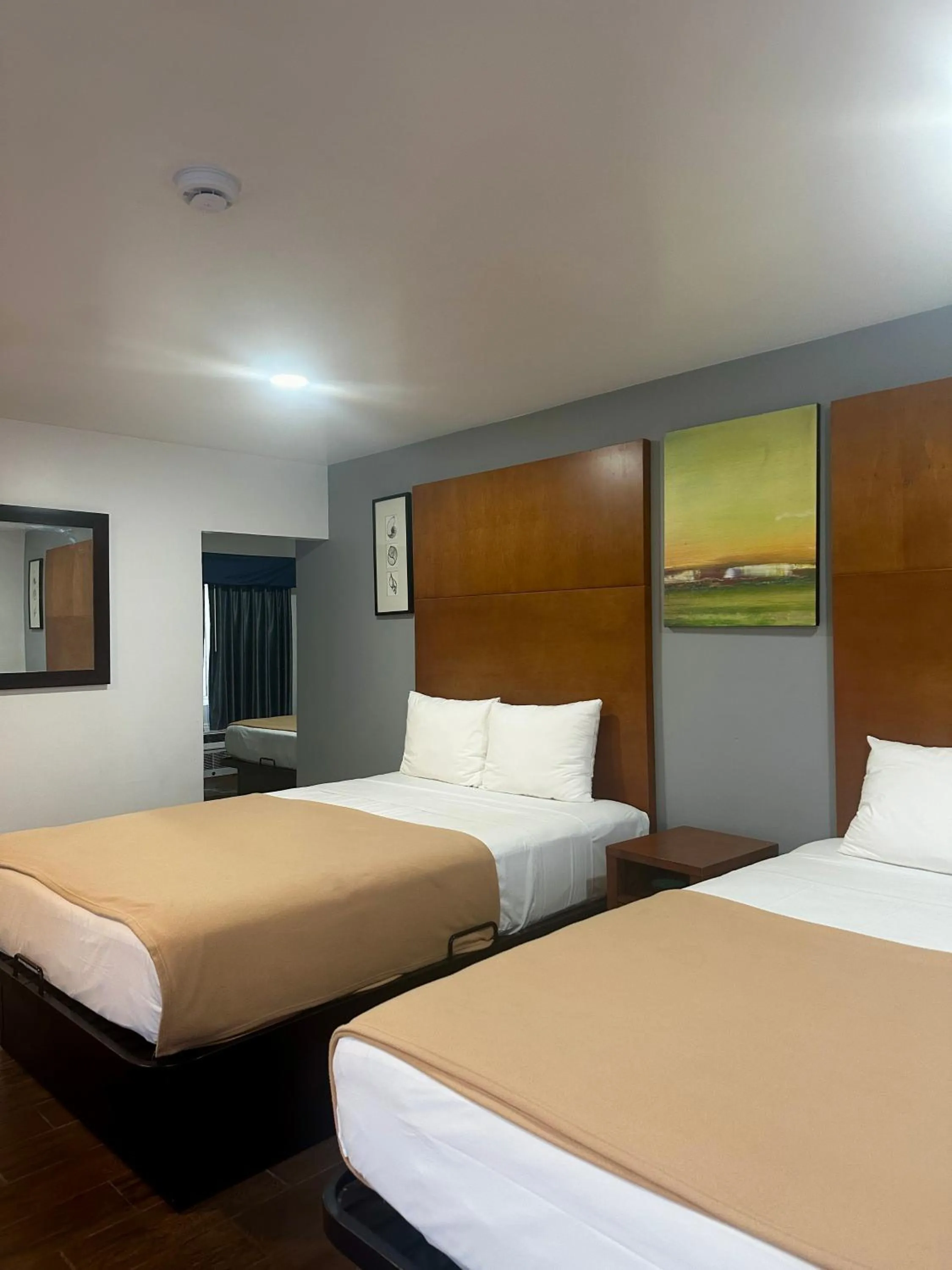 Bed in Oceanside Inn & Suites